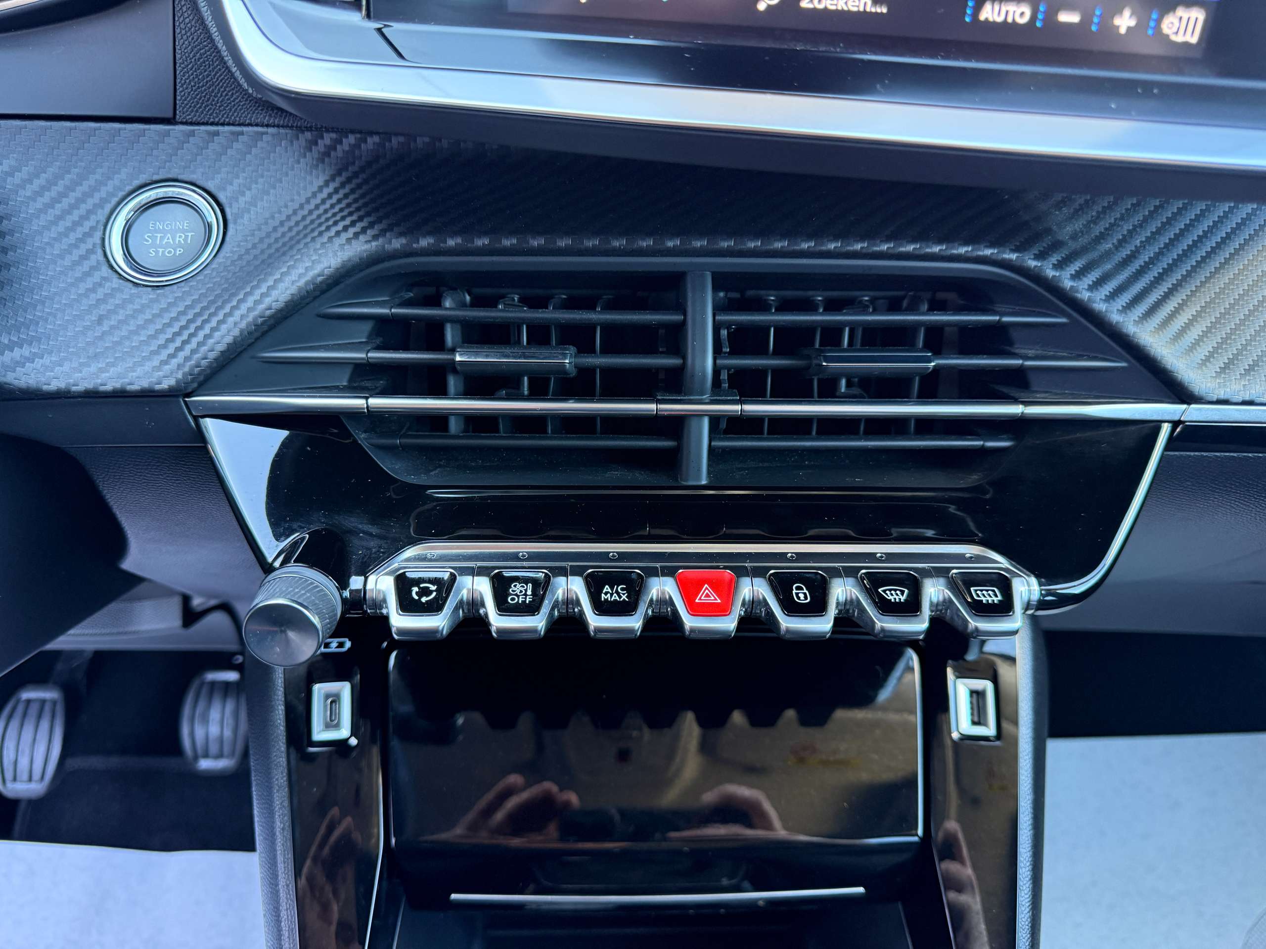 64e56159-6f17-430f-b10a-f803735feabf20-peugeot-2008-1-2i-allure-navigatie-full-led-zwart-leder-carplay-dab.jpg