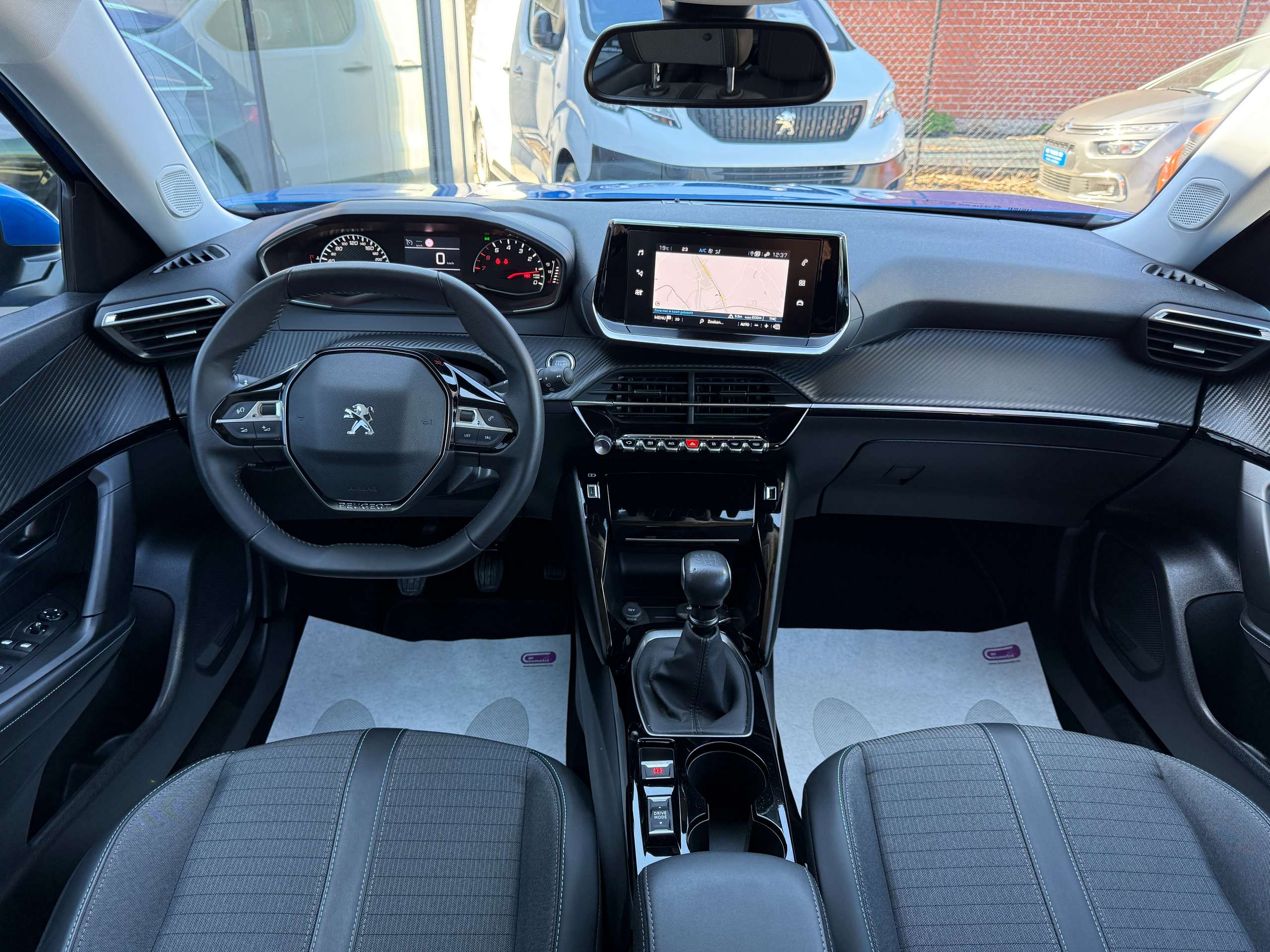 64e56159-6f17-430f-b10a-f803735feabf32-peugeot-2008-1-2i-allure-navigatie-full-led-zwart-leder-carplay-dab.jpg