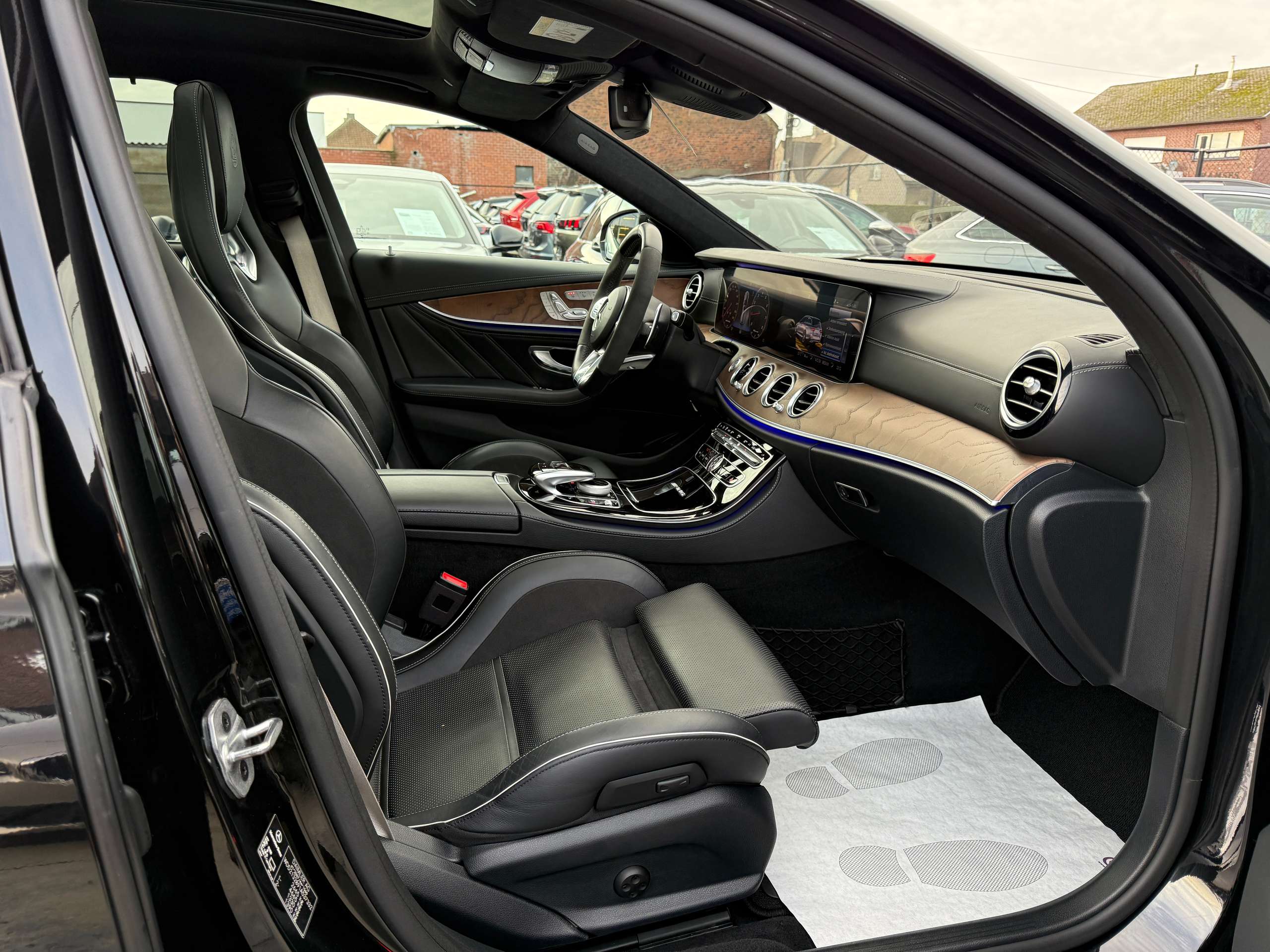 701539a9-f870-4e96-94bb-43c8371e27d834-mercedes-benz-e-63-amg-s-4matic-performance-seats-360-pano-drivers-pack.jpg