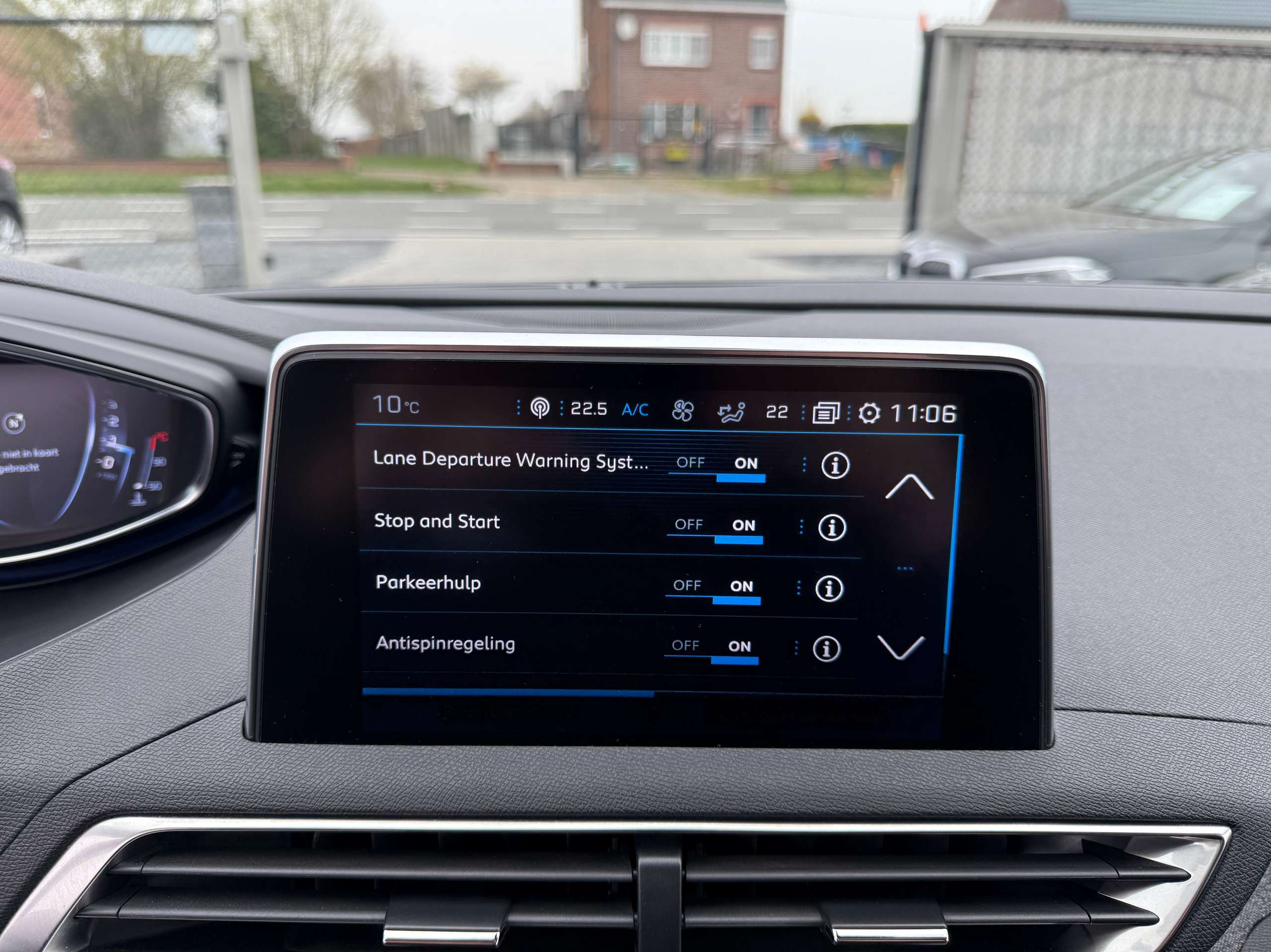 72b307e6-bbff-4555-a082-1345169b6b5d19-peugeot-5008-1-2i-automaat-7-zit-leder-navigatie-carplay-led.jpg