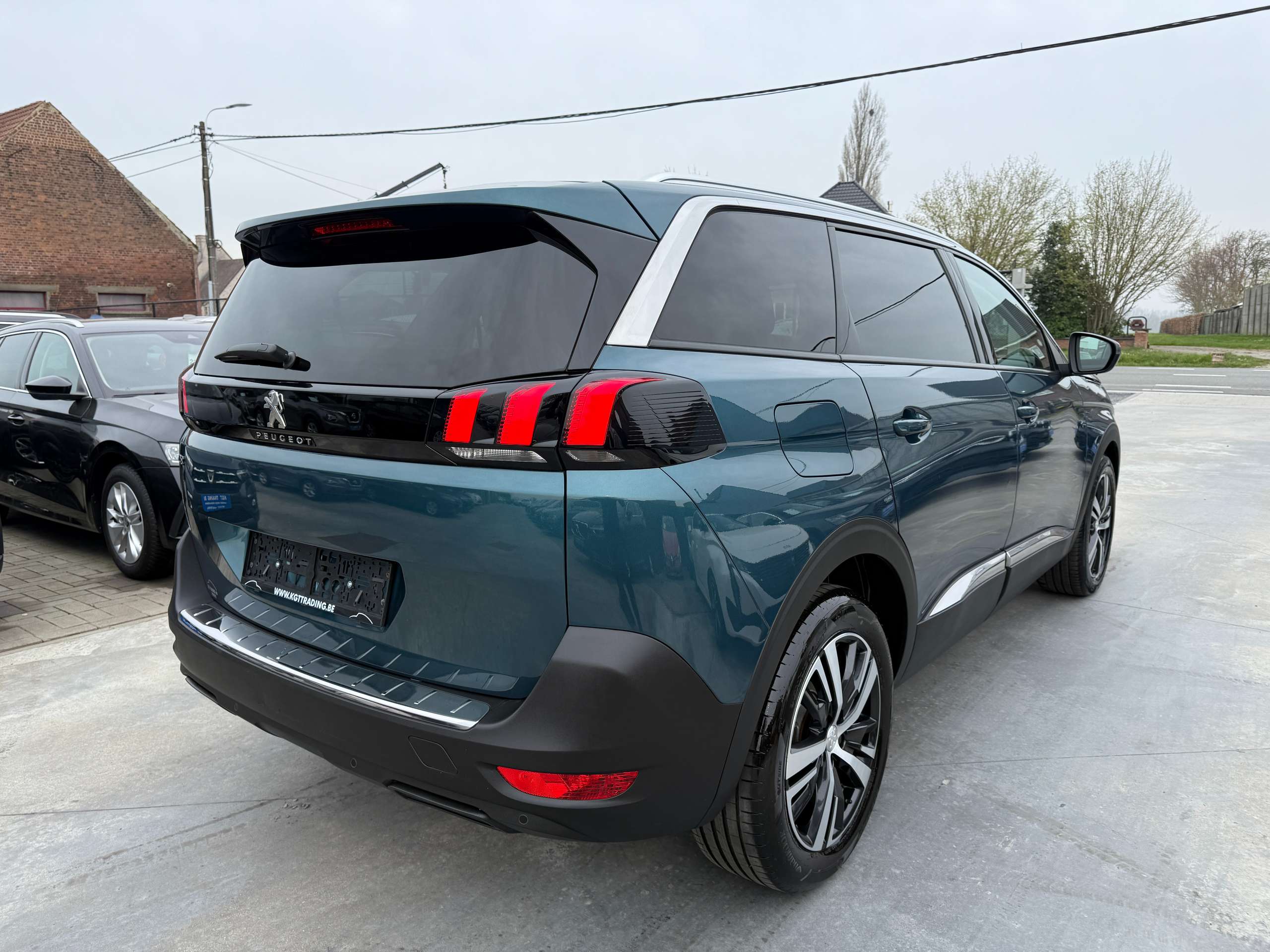 72b307e6-bbff-4555-a082-1345169b6b5d5-peugeot-5008-1-2i-automaat-7-zit-leder-navigatie-carplay-led.jpg