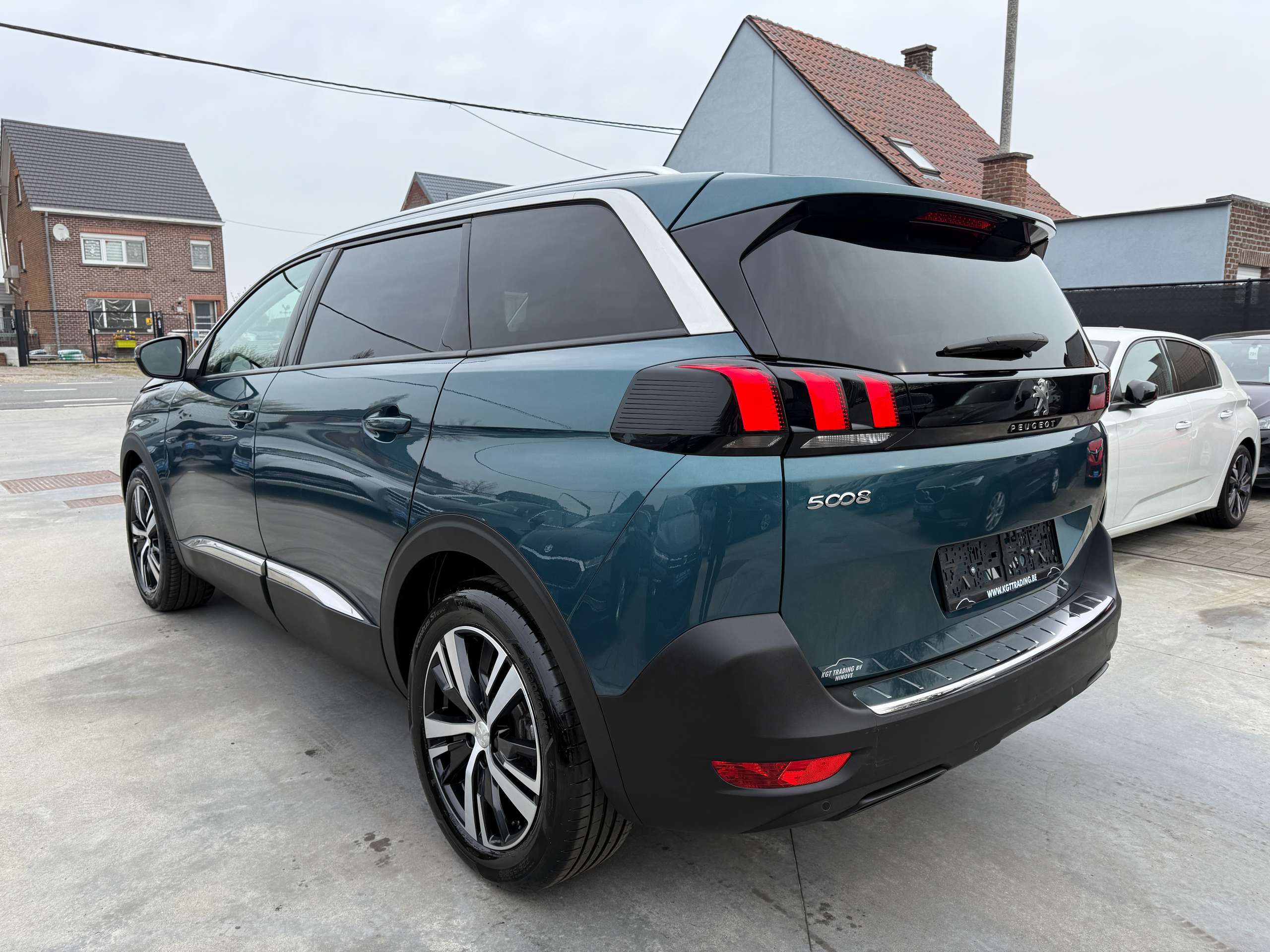 72b307e6-bbff-4555-a082-1345169b6b5d7-peugeot-5008-1-2i-automaat-7-zit-leder-navigatie-carplay-led.jpg
