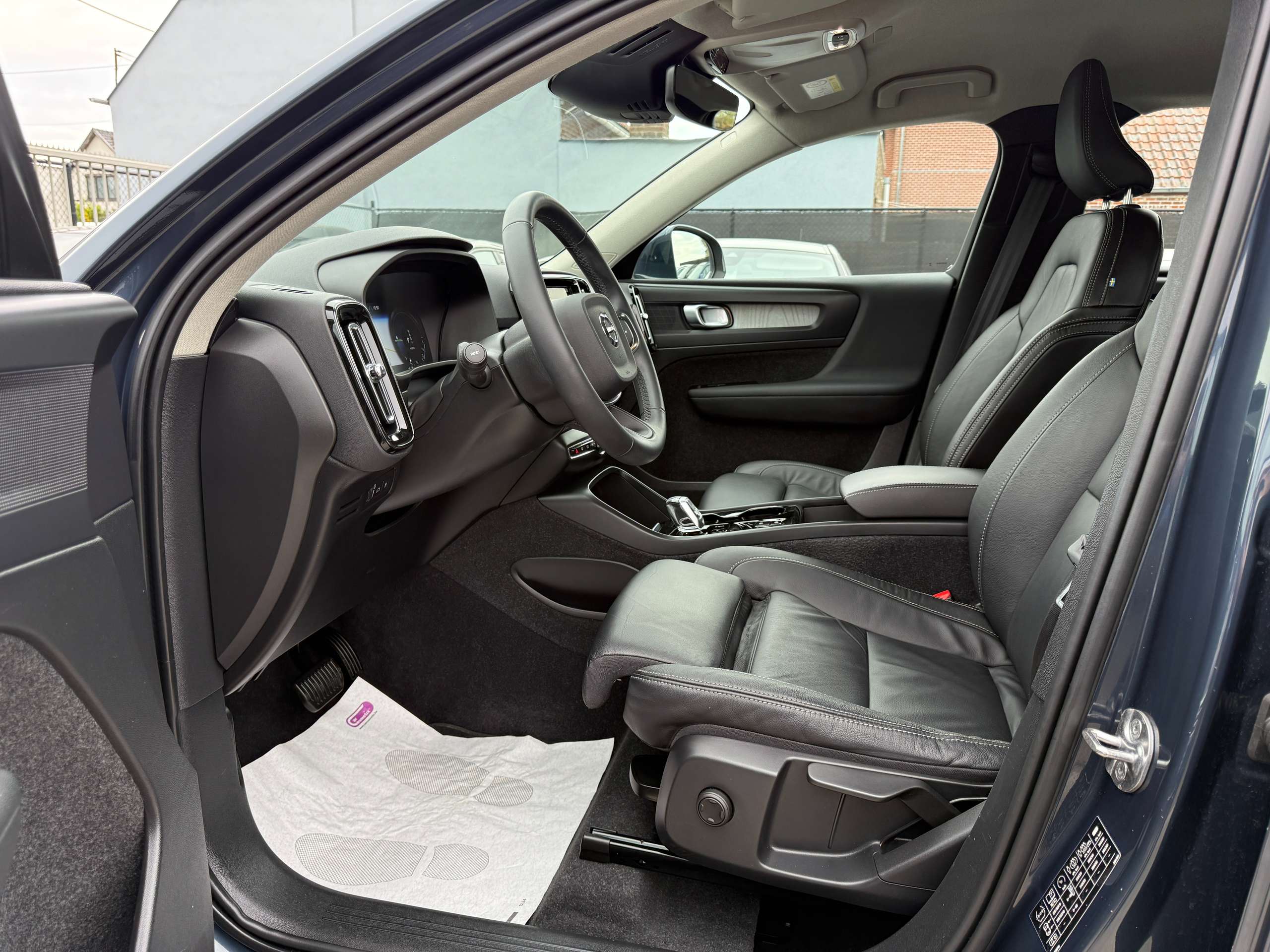770ff97a-68c1-4eac-9e6c-adcdc4dee6c512-volvo-xc40-1-5-t4-hybride-inscription-navi-zwart-leder-camera-carplay.jpg