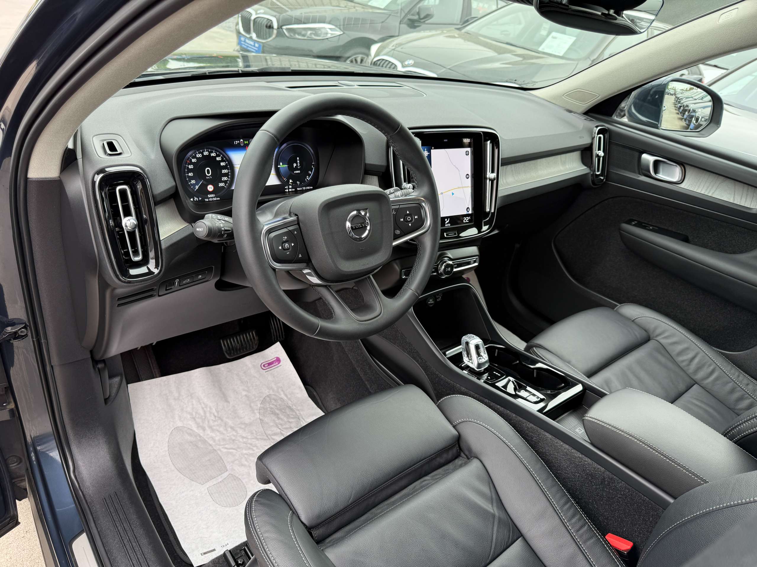 770ff97a-68c1-4eac-9e6c-adcdc4dee6c513-volvo-xc40-1-5-t4-hybride-inscription-navi-zwart-leder-camera-carplay.jpg