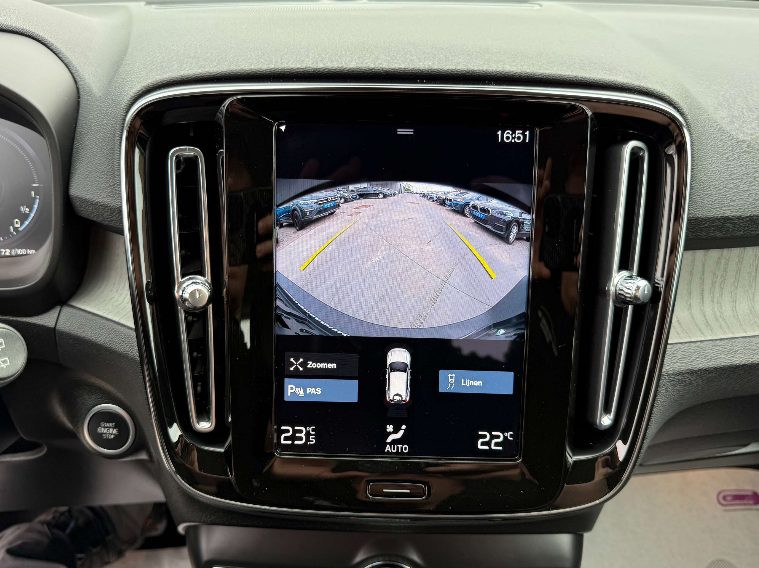 770ff97a-68c1-4eac-9e6c-adcdc4dee6c519-volvo-xc40-1-5-t4-hybride-inscription-navi-zwart-leder-camera-carplay.jpg