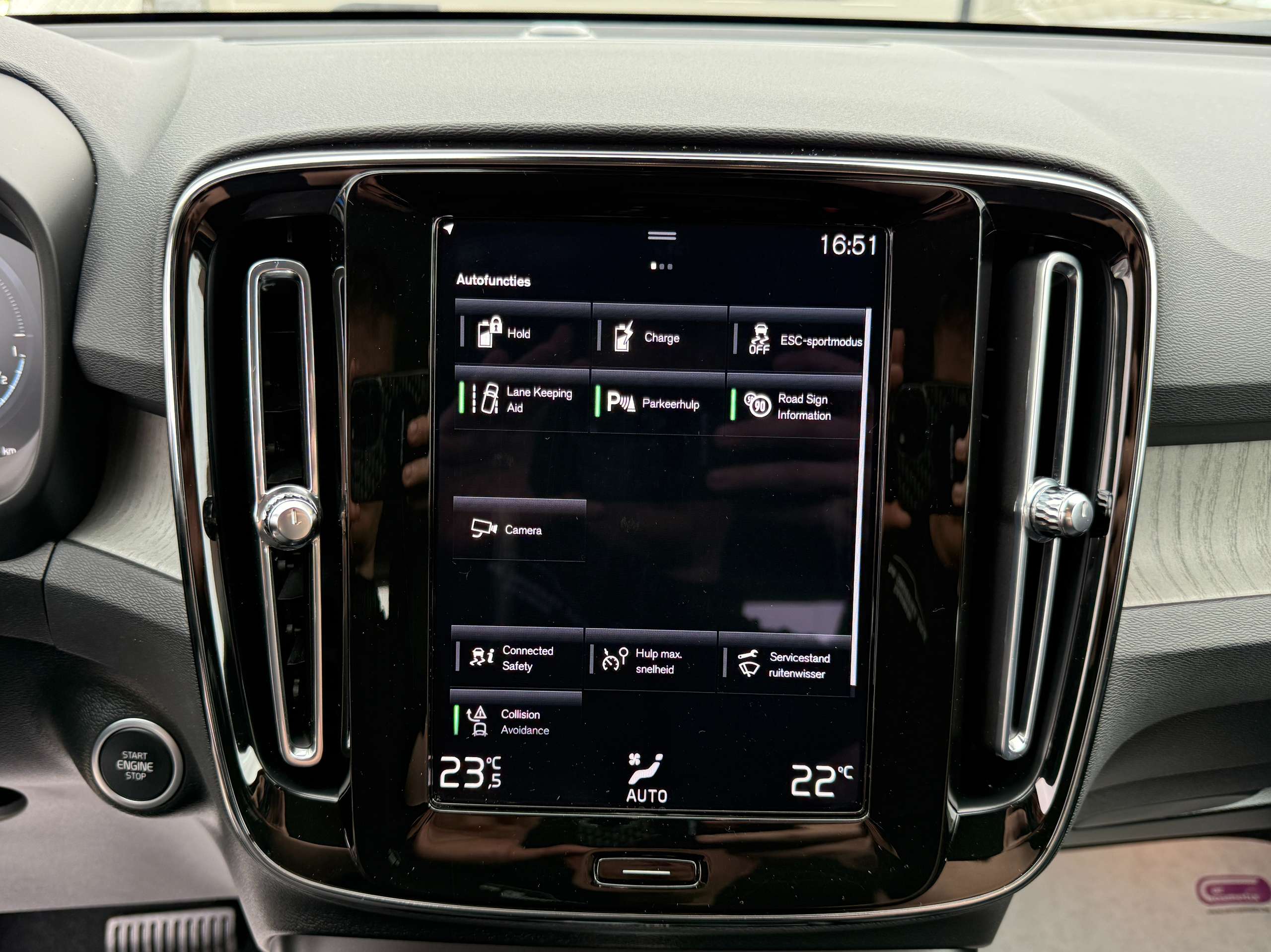 770ff97a-68c1-4eac-9e6c-adcdc4dee6c520-volvo-xc40-1-5-t4-hybride-inscription-navi-zwart-leder-camera-carplay.jpg