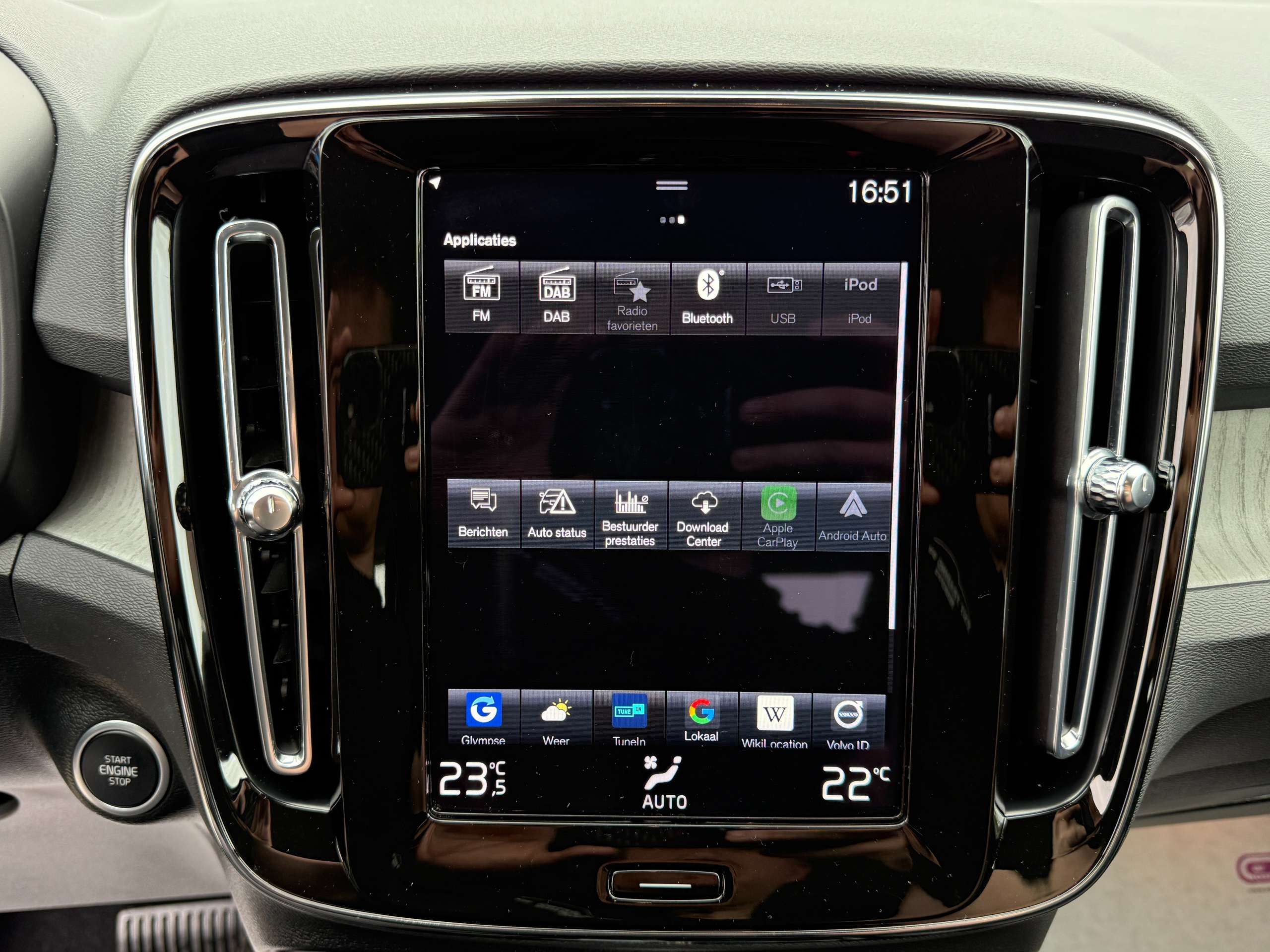 770ff97a-68c1-4eac-9e6c-adcdc4dee6c521-volvo-xc40-1-5-t4-hybride-inscription-navi-zwart-leder-camera-carplay.jpg