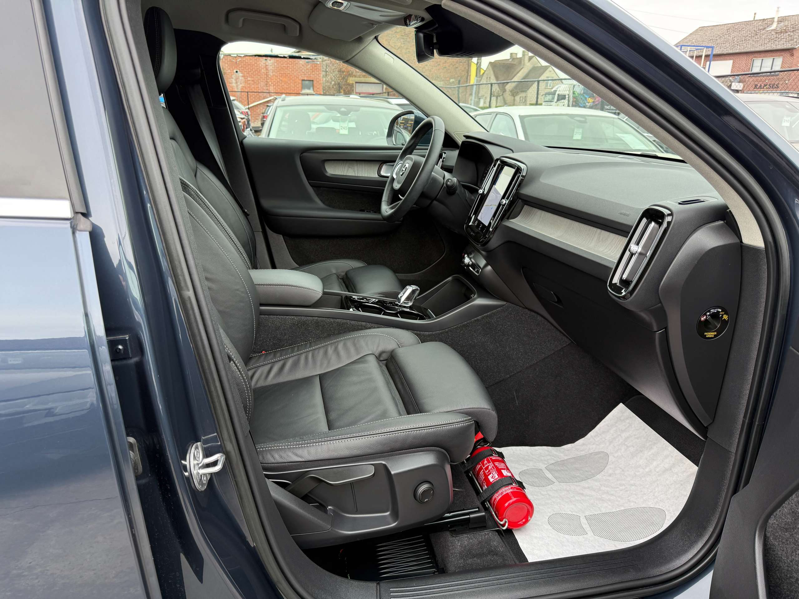 770ff97a-68c1-4eac-9e6c-adcdc4dee6c525-volvo-xc40-1-5-t4-hybride-inscription-navi-zwart-leder-camera-carplay.jpg