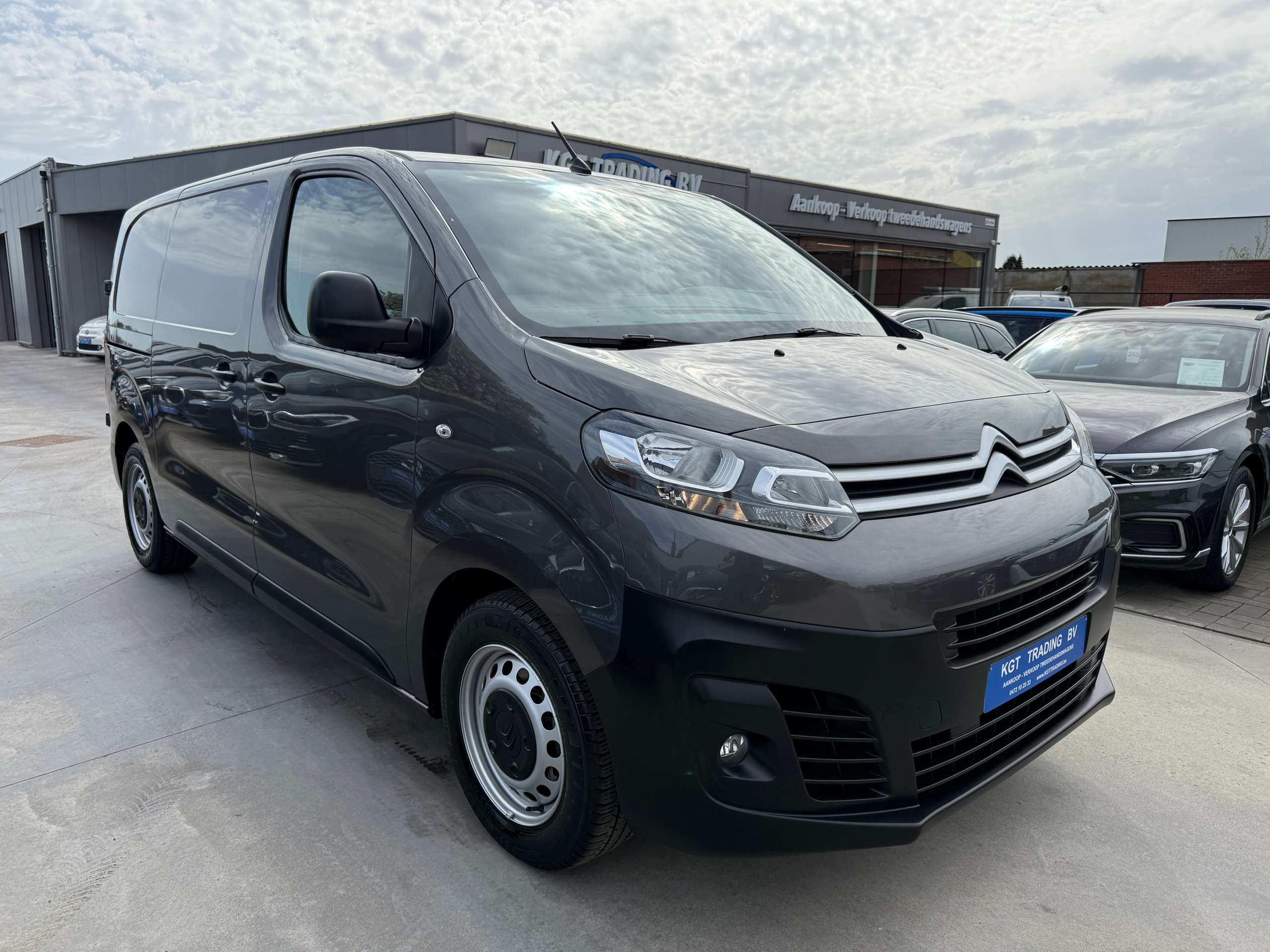 8e79190b-cae3-470a-8363-db1ccc7ca0ce3-citroen-jumpy-1-5-bluehdi-navigatie-carplay-bluetooth-3-zit-carpass.jpg