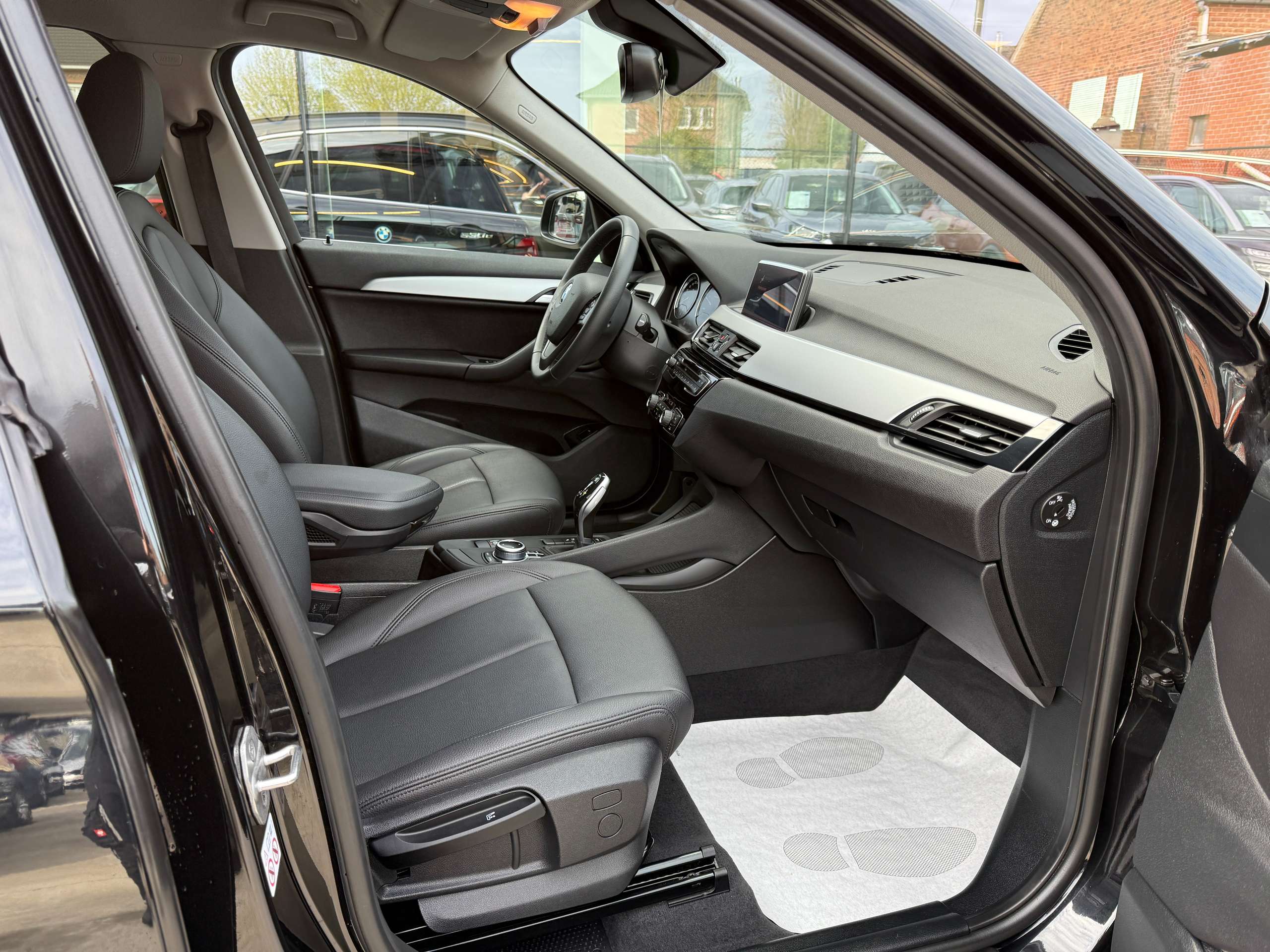 abebf4b4-4e2e-4f39-8652-0833e68b01e126-bmw-x1-2-0da-136pk-automaat-navi-zwart-leder-full-led-camera.jpg