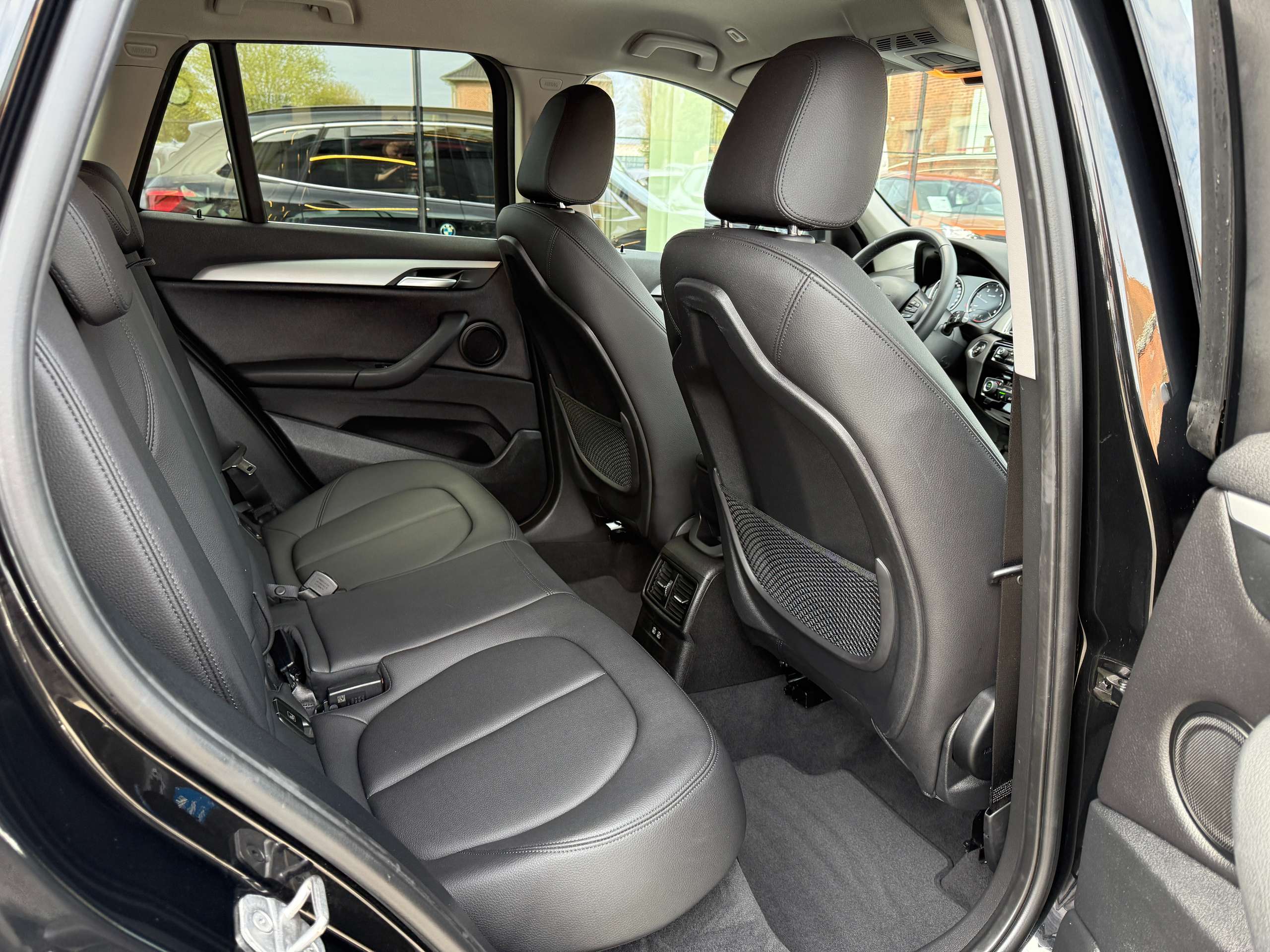 abebf4b4-4e2e-4f39-8652-0833e68b01e130-bmw-x1-2-0da-136pk-automaat-navi-zwart-leder-full-led-camera.jpg