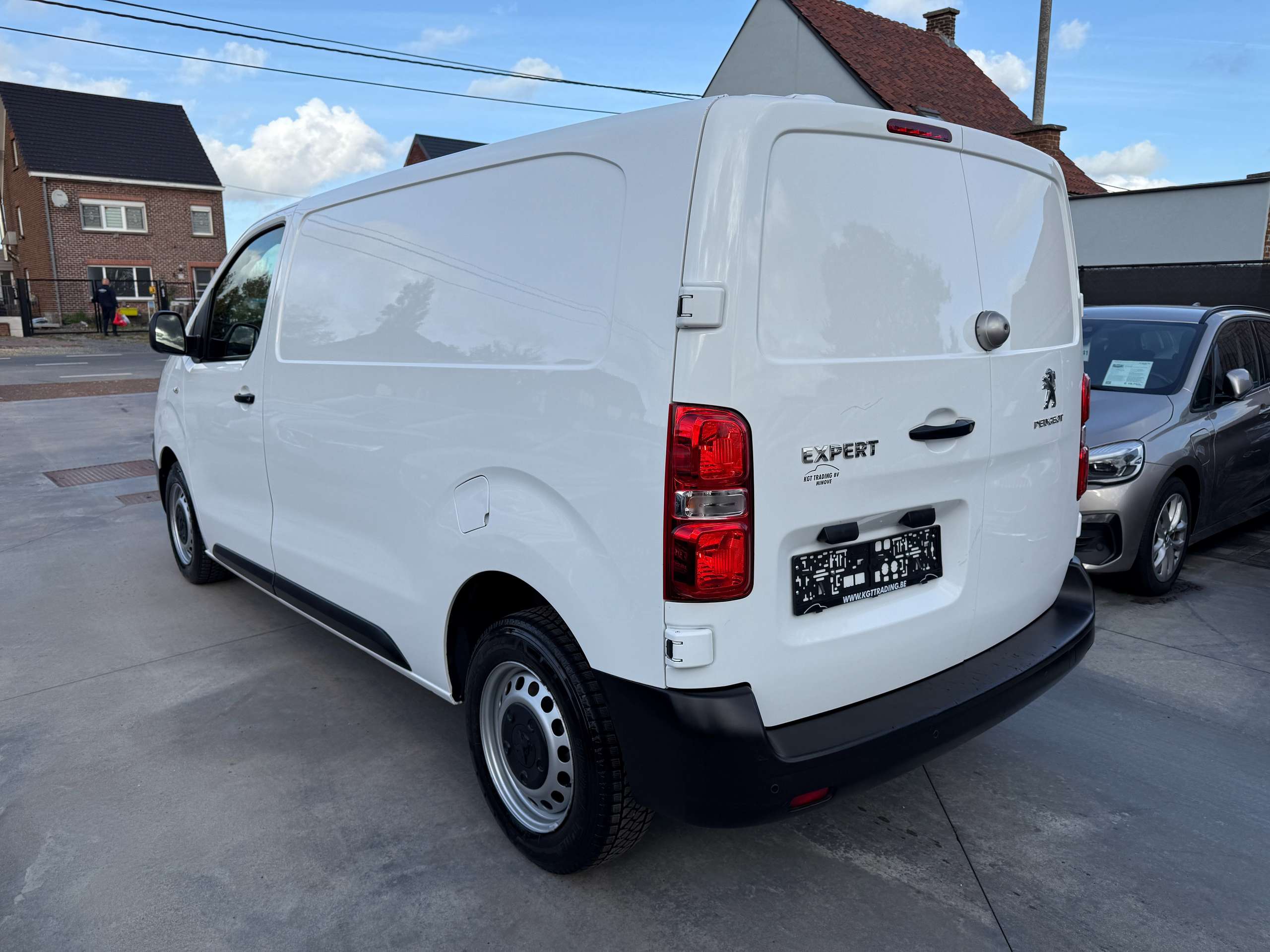 d870a8a9-a79c-4e55-93a2-505f5298fc937-peugeot-expert-2-0-hdi-122pk-3-zit-navigatie-leder-carplay-pdc.jpg