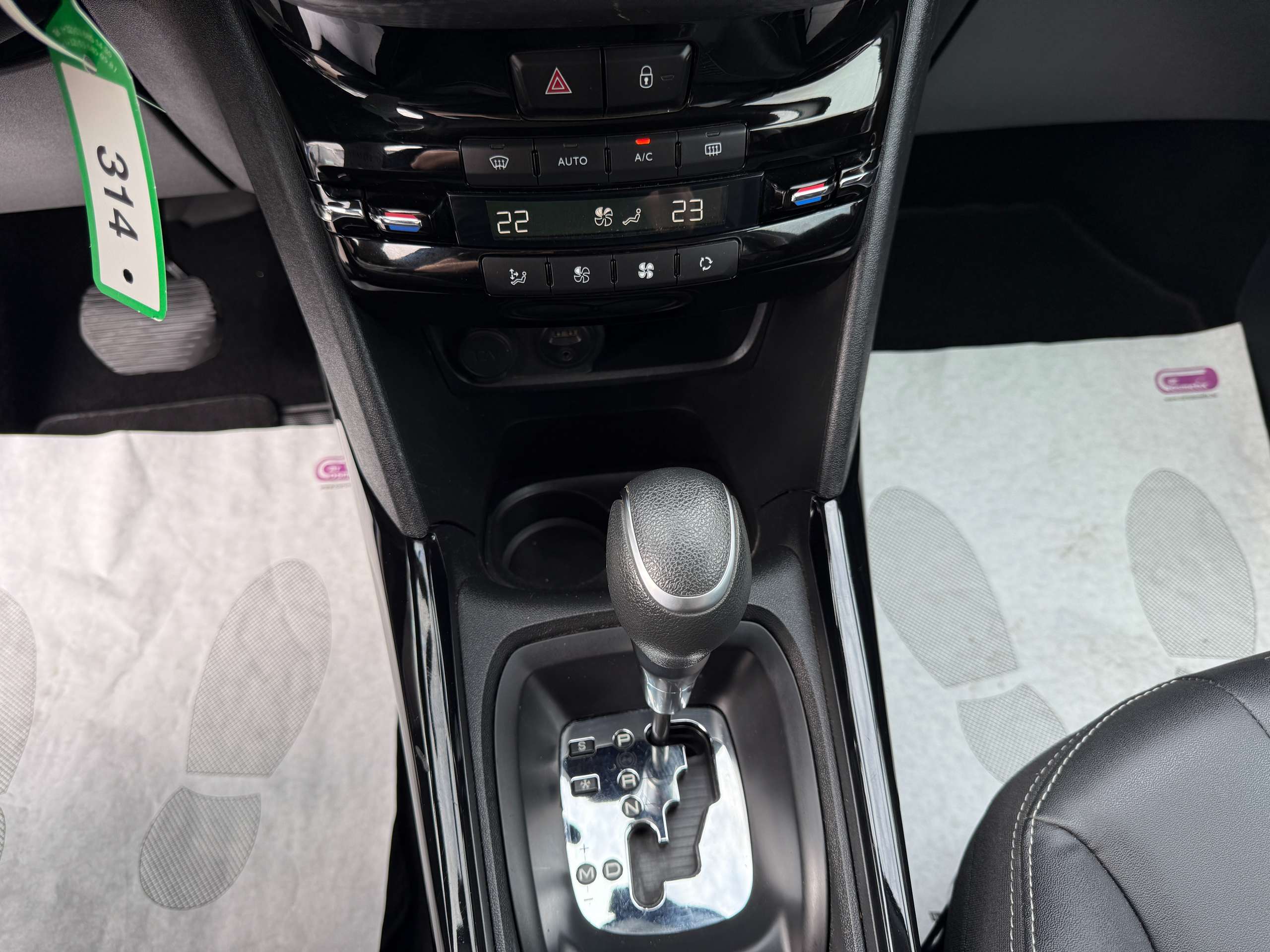 e3aa7b0b-b1a3-4797-b5d4-36ee2ecf651022-peugeot-2008-1-2i-110pk-automaat-navigatie-leder-camera-carplay-pdc.jpg