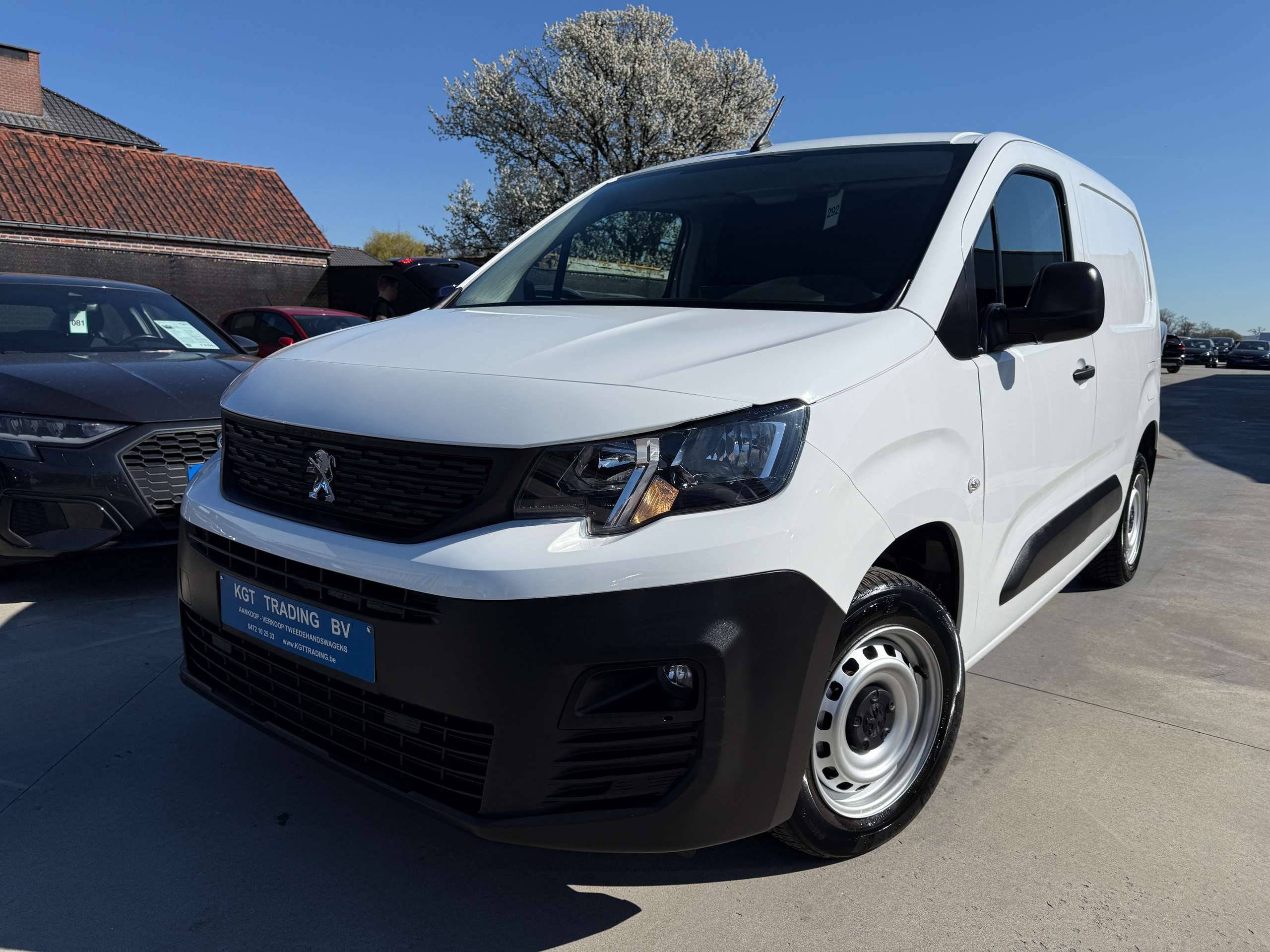 f5744f59-8b1c-4267-b7b7-71e8eb60b5c41-peugeot-partner-1-2i-110pk-navigatie-dab-carplay-bluetooth-airco-carpass.jpg