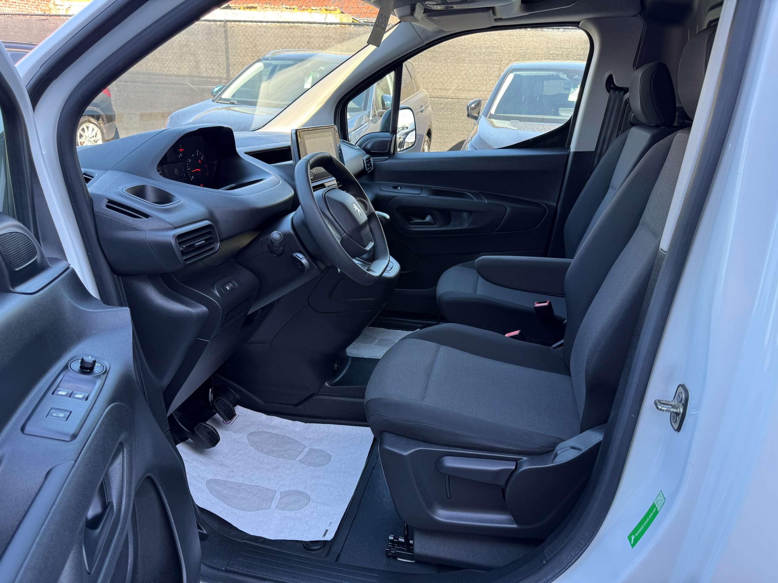 f5744f59-8b1c-4267-b7b7-71e8eb60b5c411-peugeot-partner-1-2i-110pk-navigatie-dab-carplay-bluetooth-airco-carpass.jpg