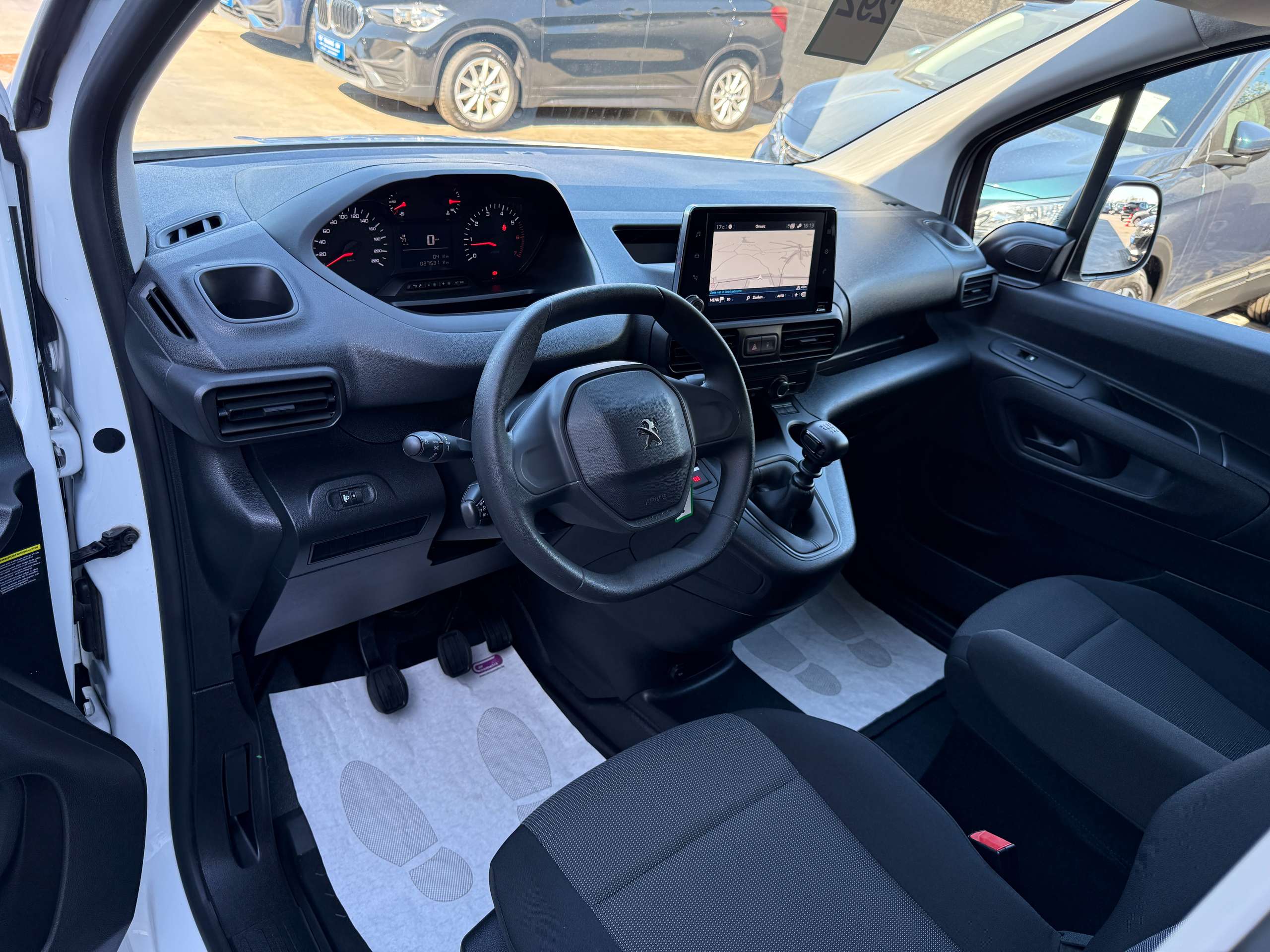 f5744f59-8b1c-4267-b7b7-71e8eb60b5c412-peugeot-partner-1-2i-110pk-navigatie-dab-carplay-bluetooth-airco-carpass.jpg