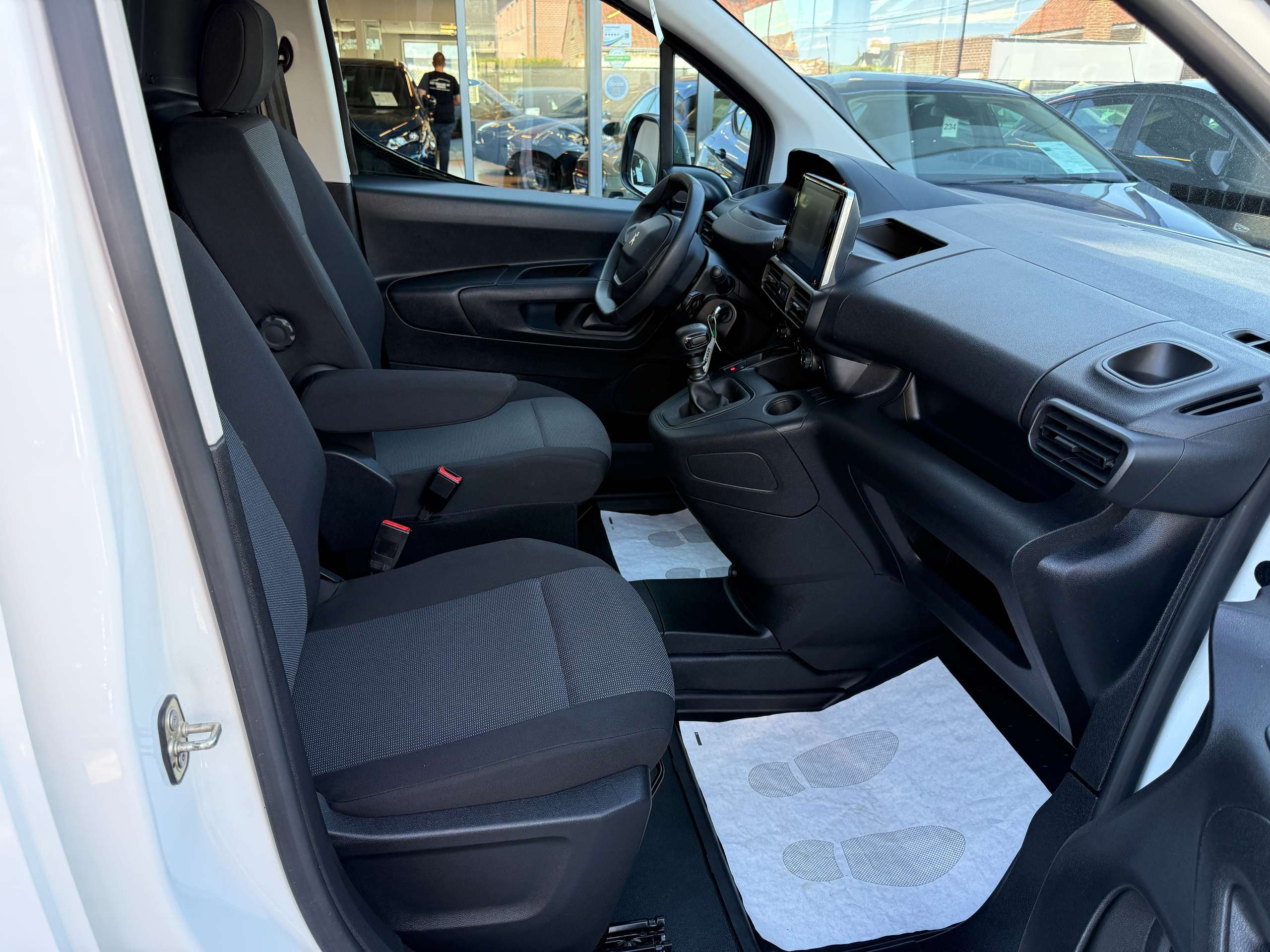 f5744f59-8b1c-4267-b7b7-71e8eb60b5c426-peugeot-partner-1-2i-110pk-navigatie-dab-carplay-bluetooth-airco-carpass.jpg