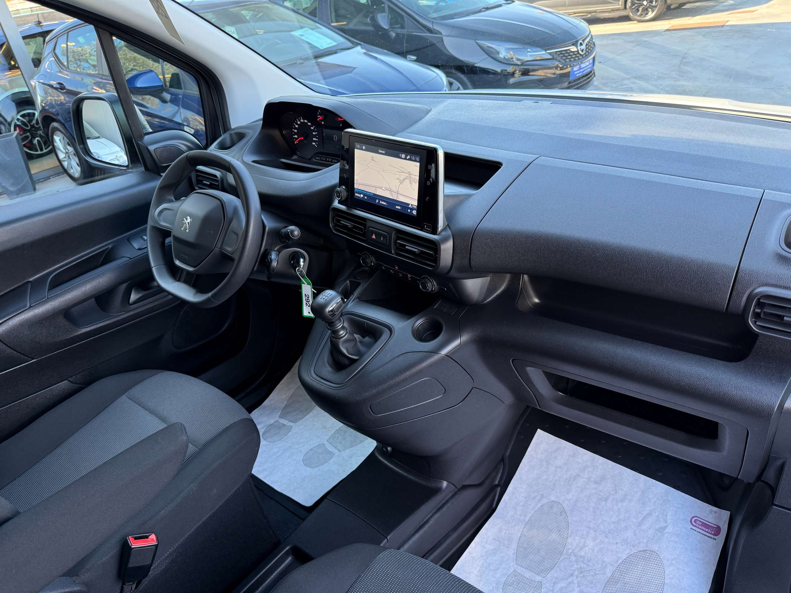 f5744f59-8b1c-4267-b7b7-71e8eb60b5c427-peugeot-partner-1-2i-110pk-navigatie-dab-carplay-bluetooth-airco-carpass.jpg