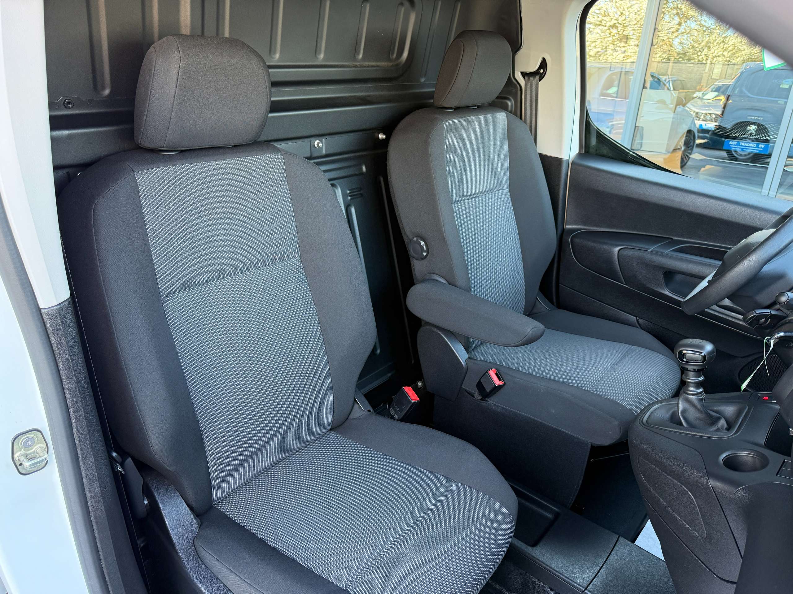 f5744f59-8b1c-4267-b7b7-71e8eb60b5c428-peugeot-partner-1-2i-110pk-navigatie-dab-carplay-bluetooth-airco-carpass.jpg