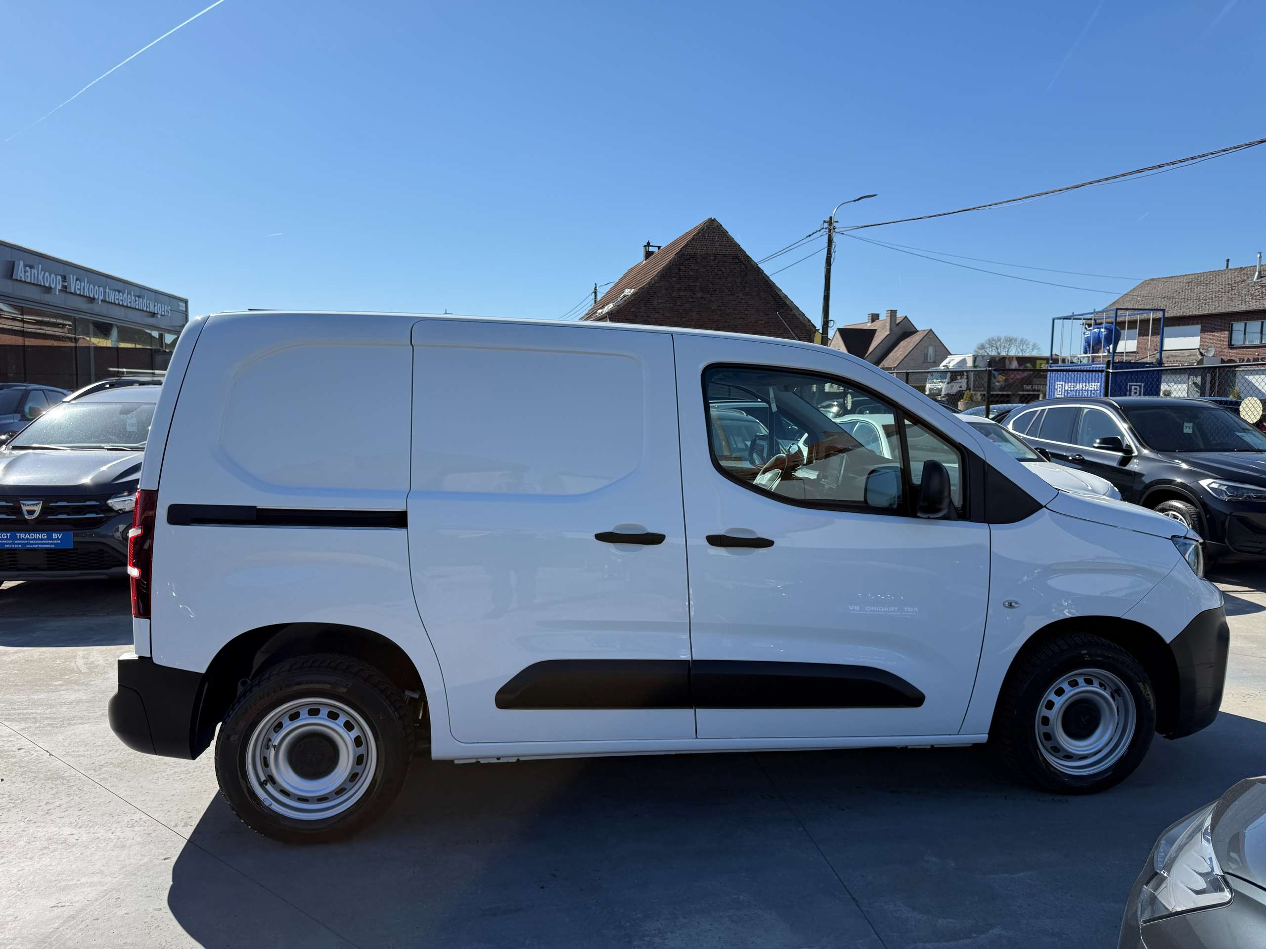 f5744f59-8b1c-4267-b7b7-71e8eb60b5c44-peugeot-partner-1-2i-110pk-navigatie-dab-carplay-bluetooth-airco-carpass.jpg