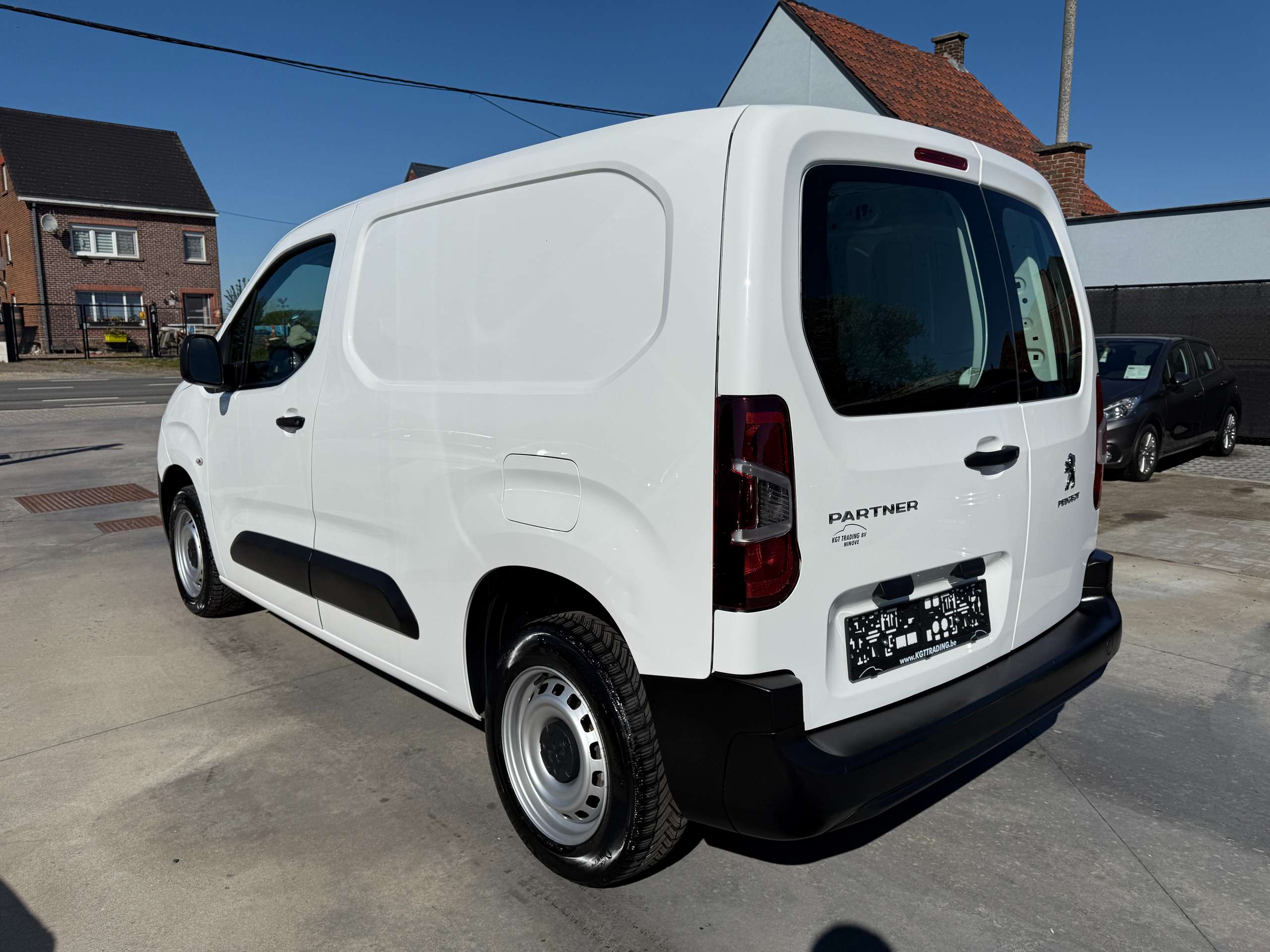 f5744f59-8b1c-4267-b7b7-71e8eb60b5c47-peugeot-partner-1-2i-110pk-navigatie-dab-carplay-bluetooth-airco-carpass.jpg