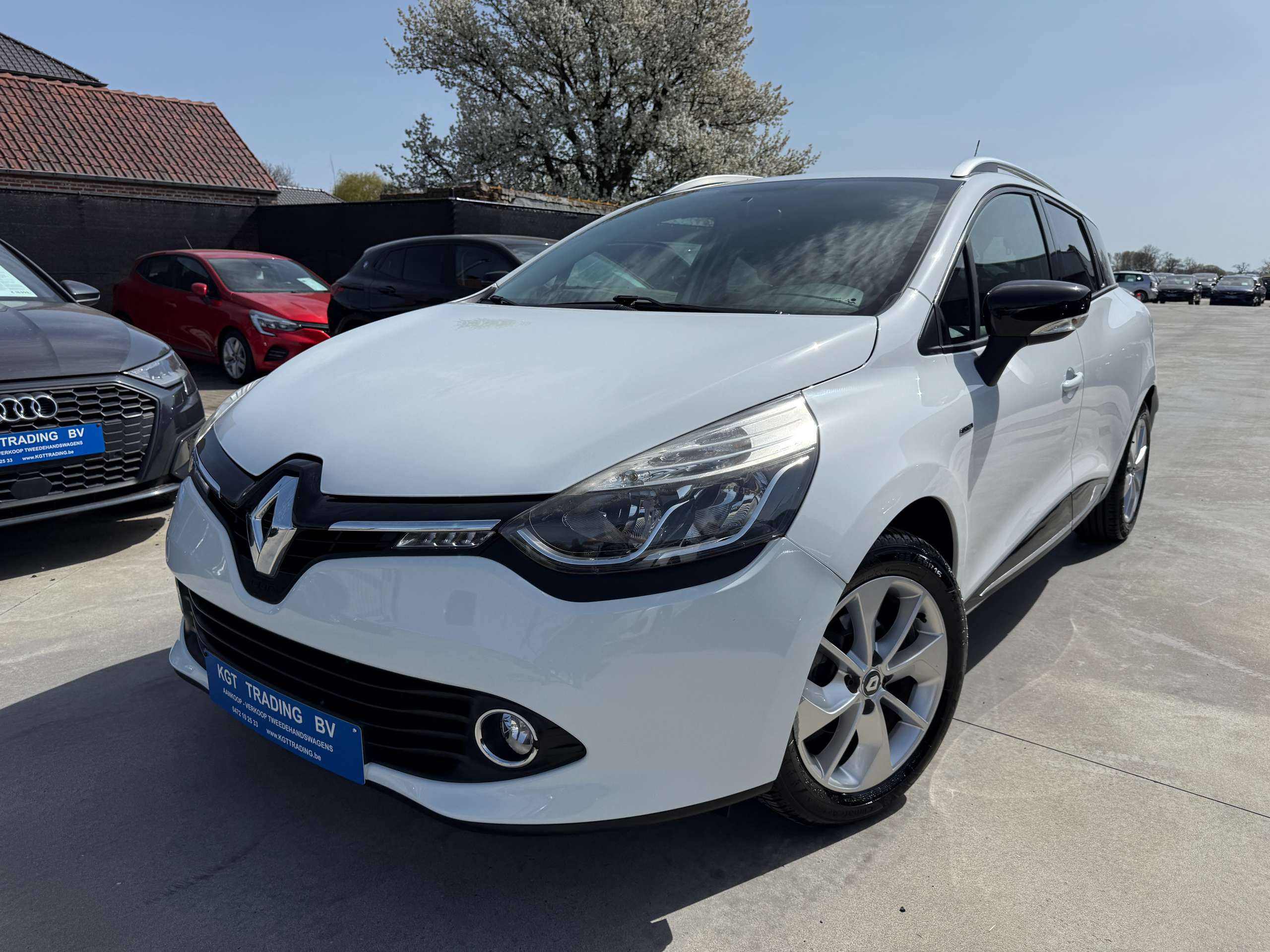 fa86839d-b717-440d-8fc8-458d638edff71-renault-clio-1-2i-limited-break-navigatie-bluetooth-alu-led-airco.jpg
