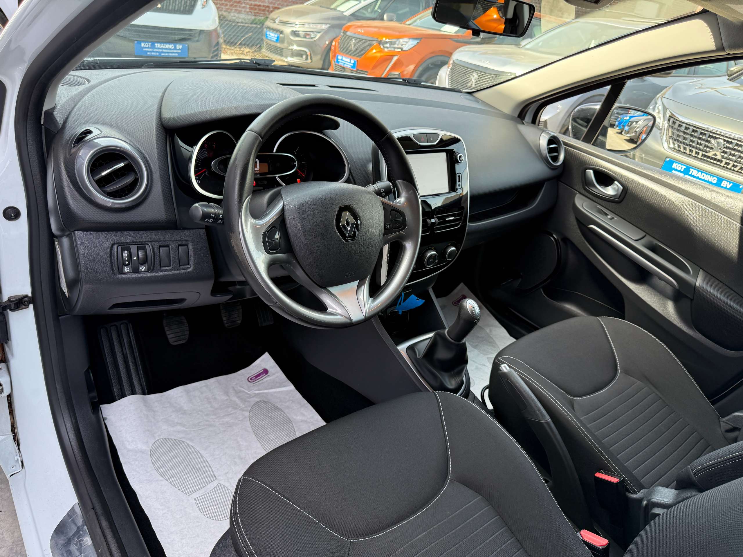 fa86839d-b717-440d-8fc8-458d638edff713-renault-clio-1-2i-limited-break-navigatie-bluetooth-alu-led-airco.jpg
