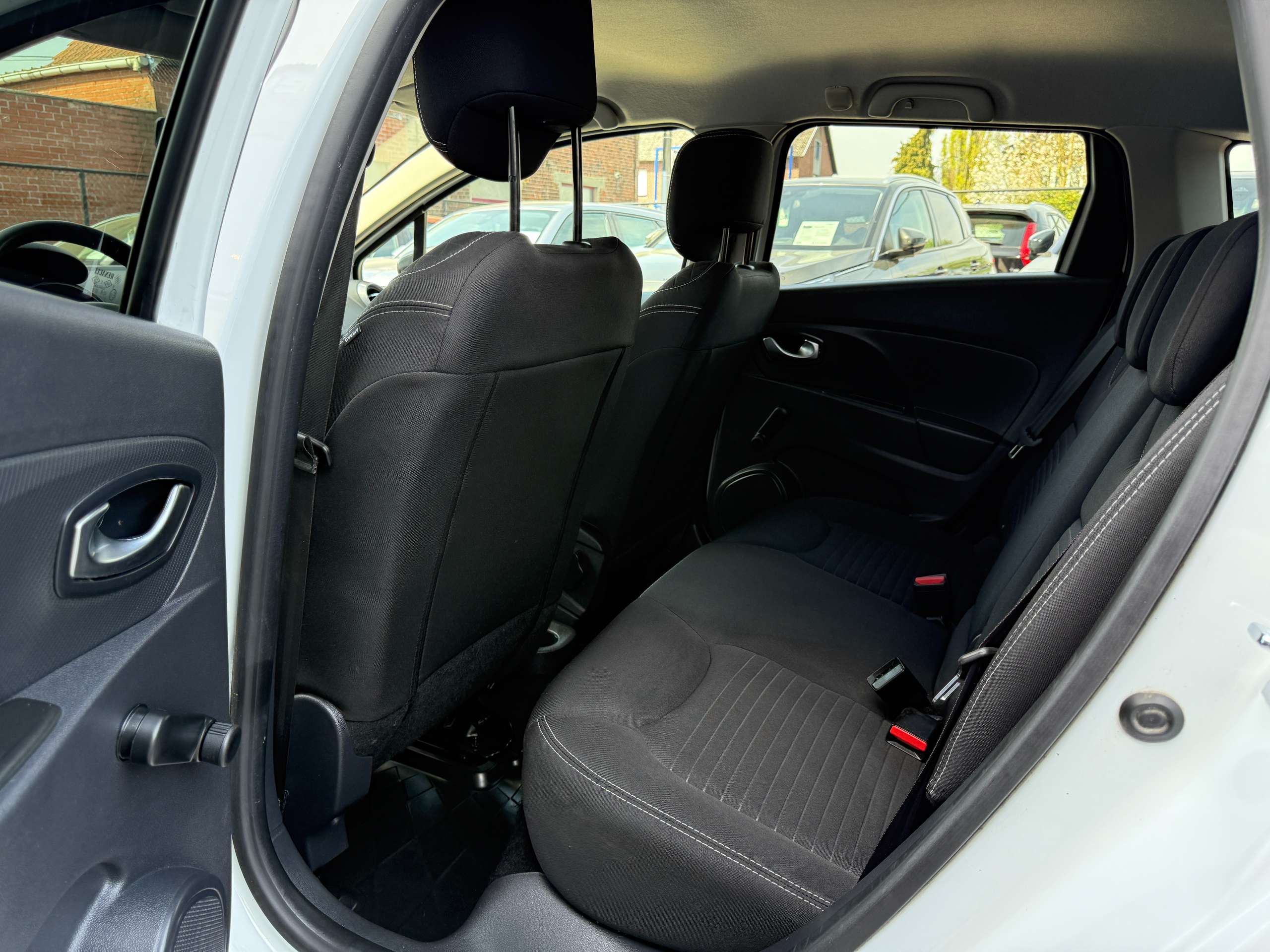 fa86839d-b717-440d-8fc8-458d638edff714-renault-clio-1-2i-limited-break-navigatie-bluetooth-alu-led-airco.jpg