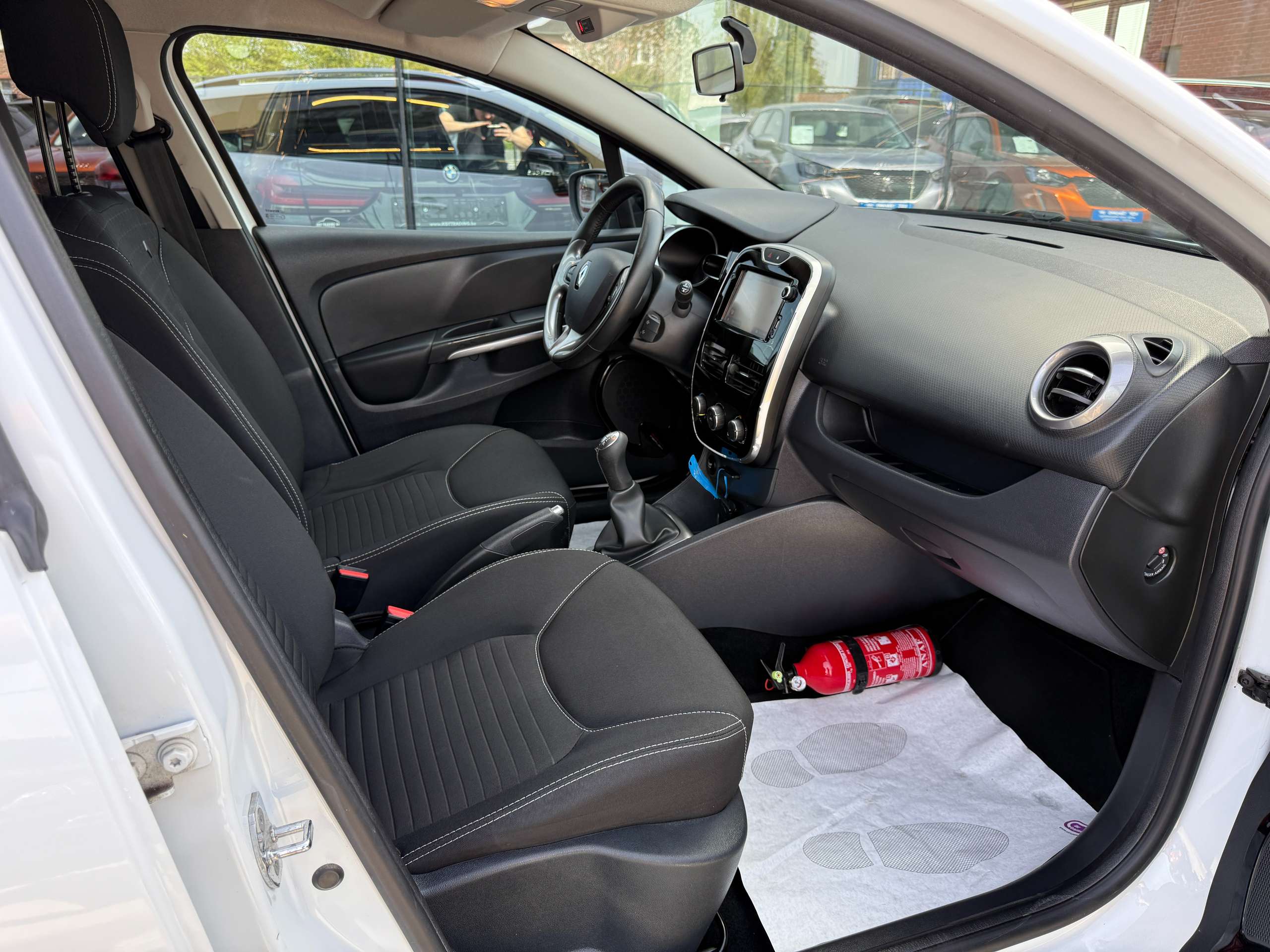 fa86839d-b717-440d-8fc8-458d638edff721-renault-clio-1-2i-limited-break-navigatie-bluetooth-alu-led-airco.jpg
