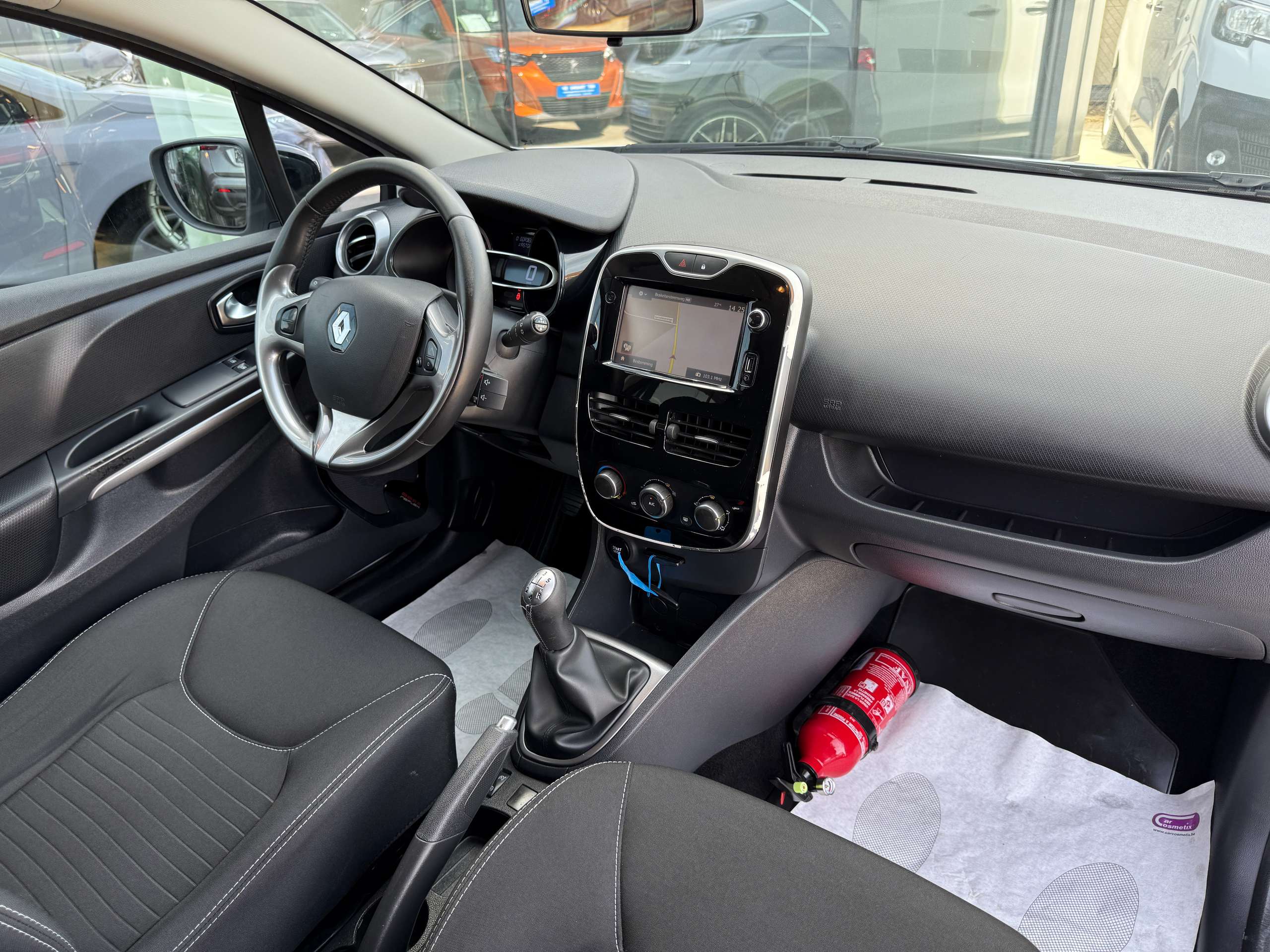 fa86839d-b717-440d-8fc8-458d638edff722-renault-clio-1-2i-limited-break-navigatie-bluetooth-alu-led-airco.jpg