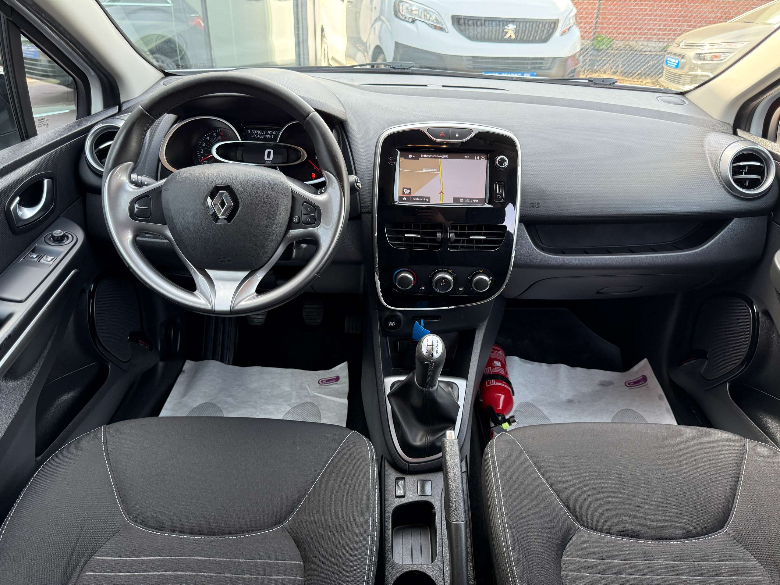 fa86839d-b717-440d-8fc8-458d638edff726-renault-clio-1-2i-limited-break-navigatie-bluetooth-alu-led-airco.jpg