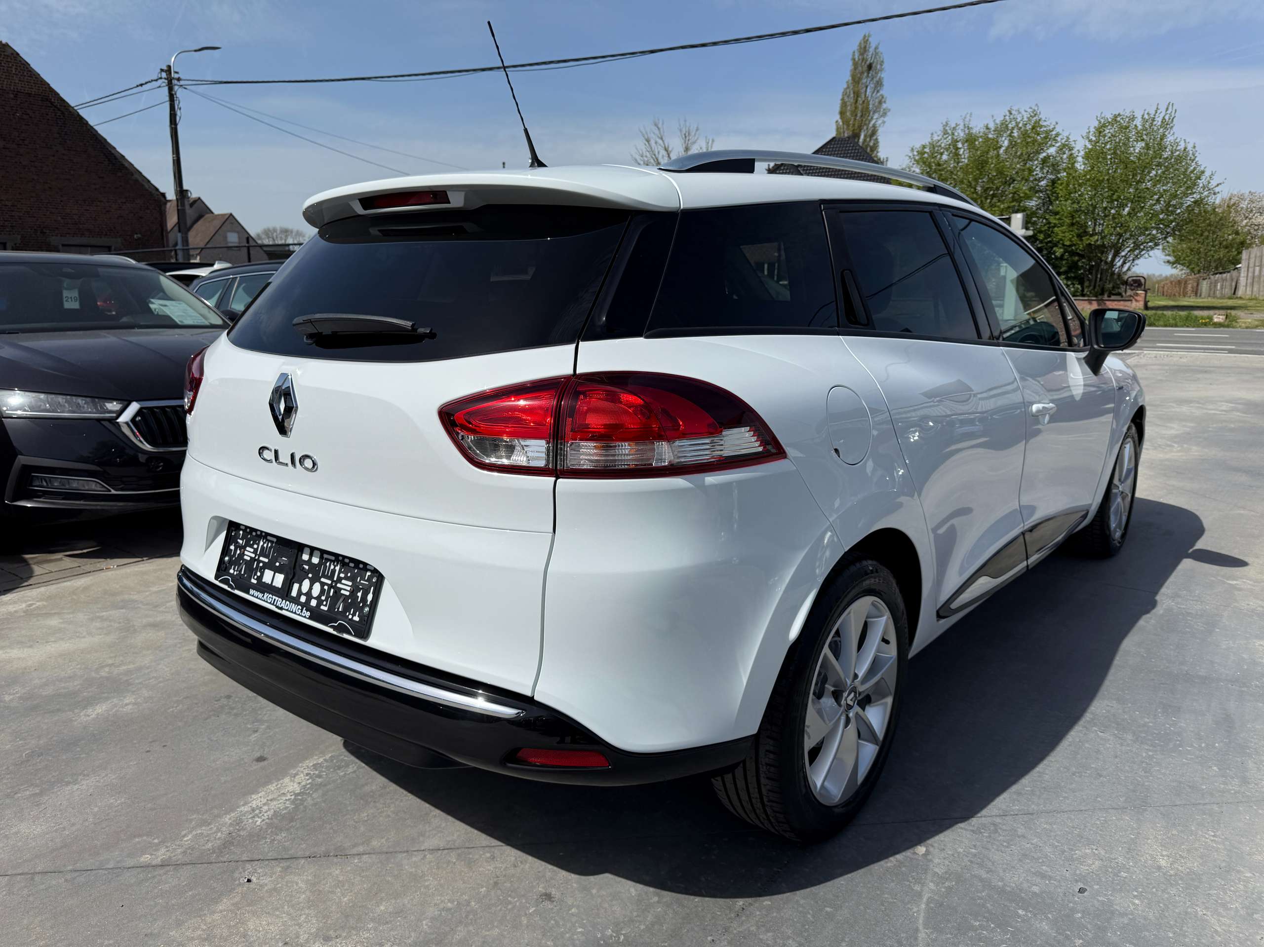 fa86839d-b717-440d-8fc8-458d638edff75-renault-clio-1-2i-limited-break-navigatie-bluetooth-alu-led-airco.jpg