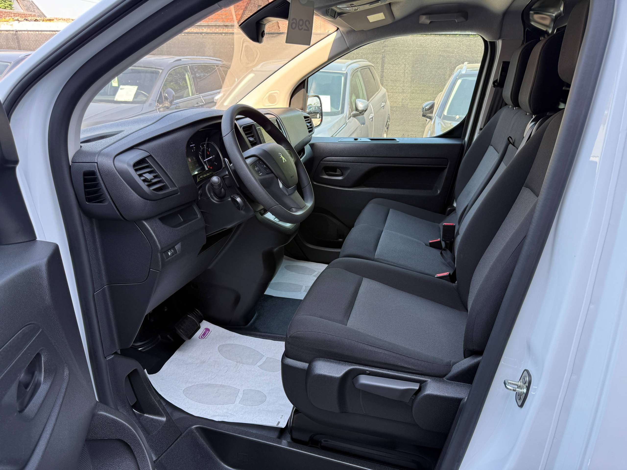064e4d65-6357-4cdb-8be7-3a92f2eb8c0311-peugeot-expert-2-0-bluehdi-3zit-automaat-dakrek-navi-camera-carplay-led-pdc.jpg