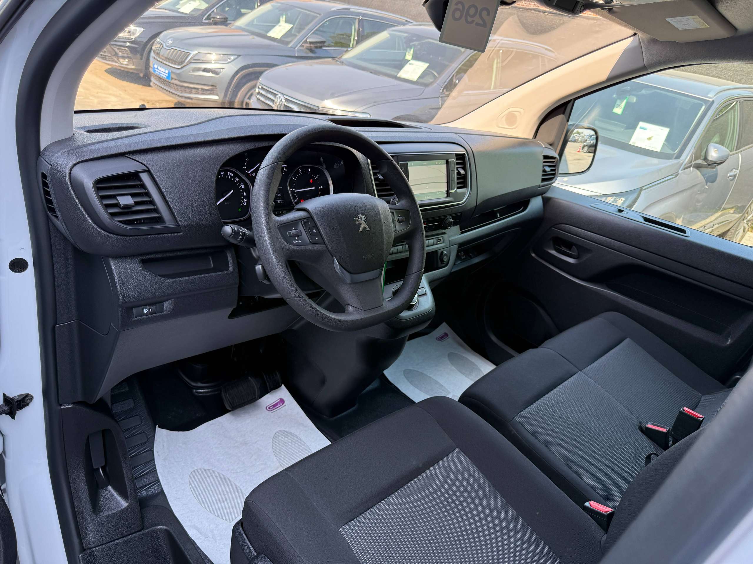 064e4d65-6357-4cdb-8be7-3a92f2eb8c0312-peugeot-expert-2-0-bluehdi-3zit-automaat-dakrek-navi-camera-carplay-led-pdc.jpg