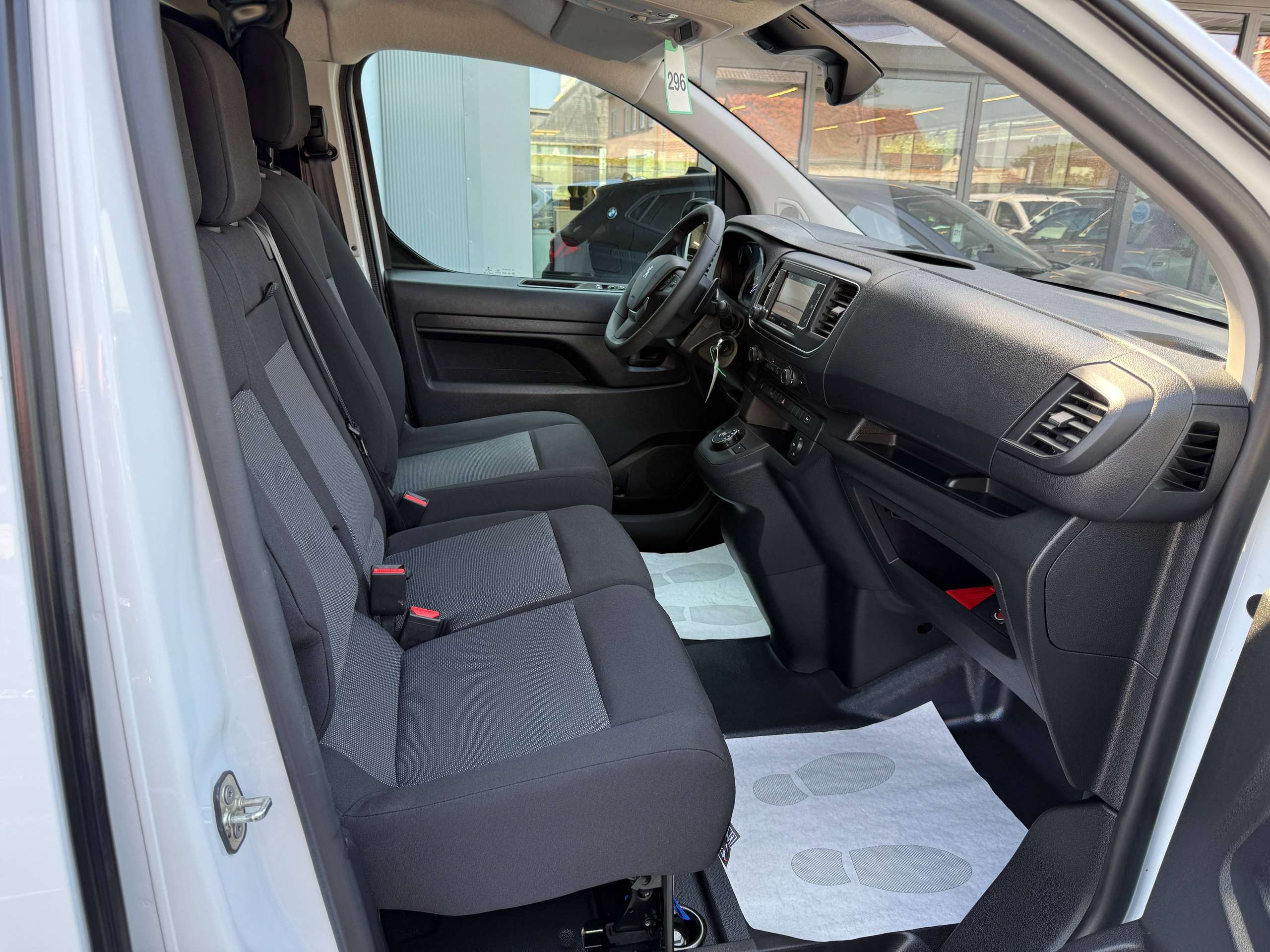 064e4d65-6357-4cdb-8be7-3a92f2eb8c0331-peugeot-expert-2-0-bluehdi-3zit-automaat-dakrek-navi-camera-carplay-led-pdc.jpg