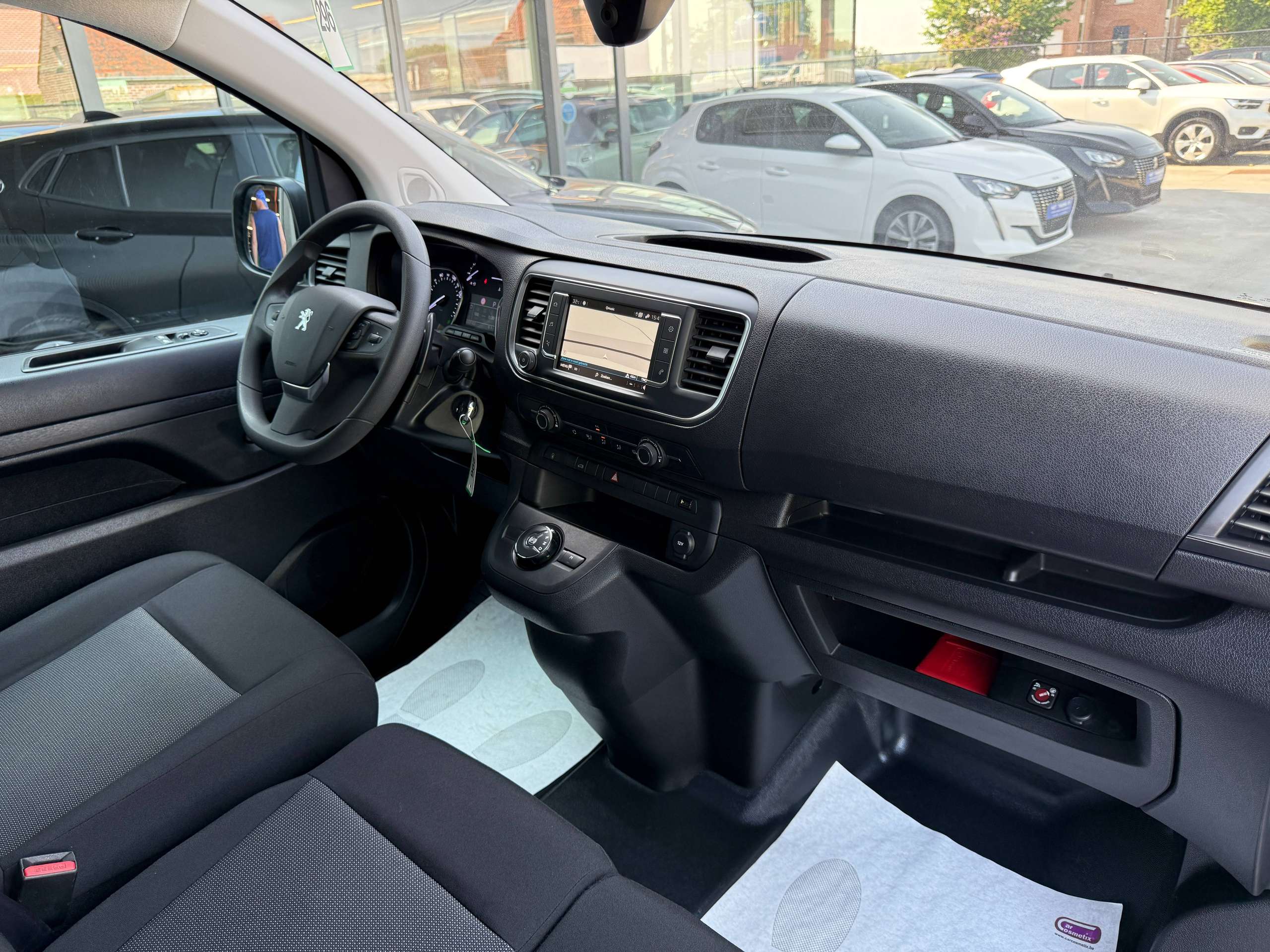 064e4d65-6357-4cdb-8be7-3a92f2eb8c0332-peugeot-expert-2-0-bluehdi-3zit-automaat-dakrek-navi-camera-carplay-led-pdc.jpg