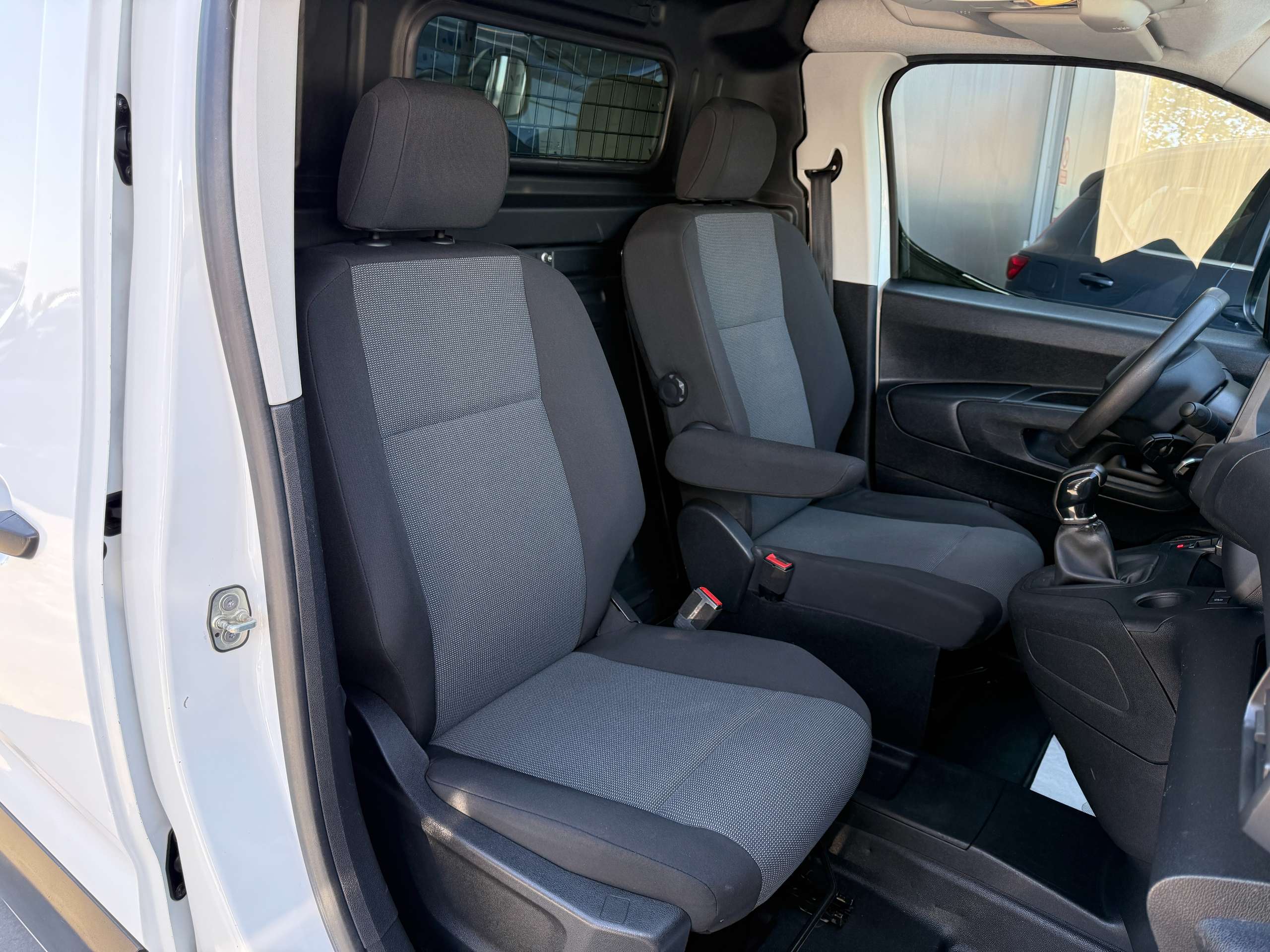 1cc287de-2a95-45b1-80c3-83d932056a4f22-peugeot-partner-1-6-bluehdi-l2-bluetooth-parkeersensoren-airco.jpg