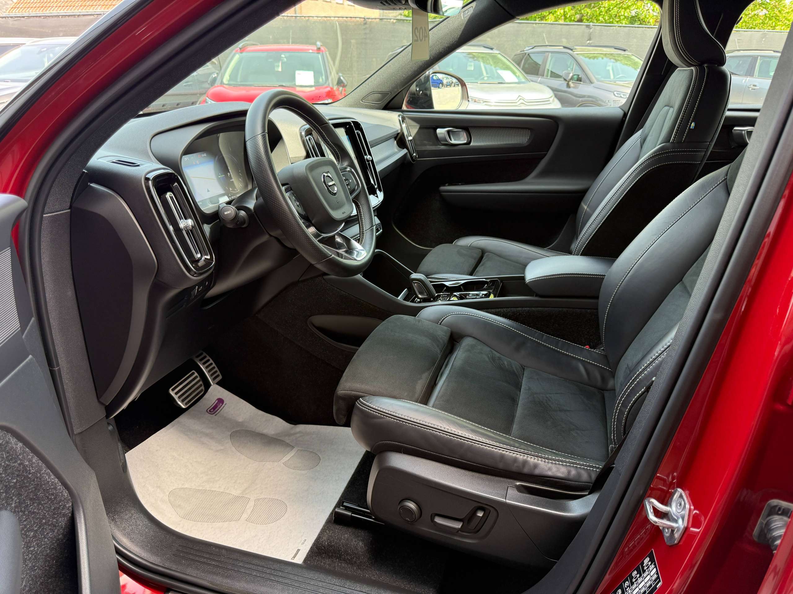 26fdc614-43e4-495b-b5fe-ee216efbca9c12-volvo-xc40-1-5-t4-r-design-hybride-360-camera-lane-assist-carplay-dab-leder.jpg