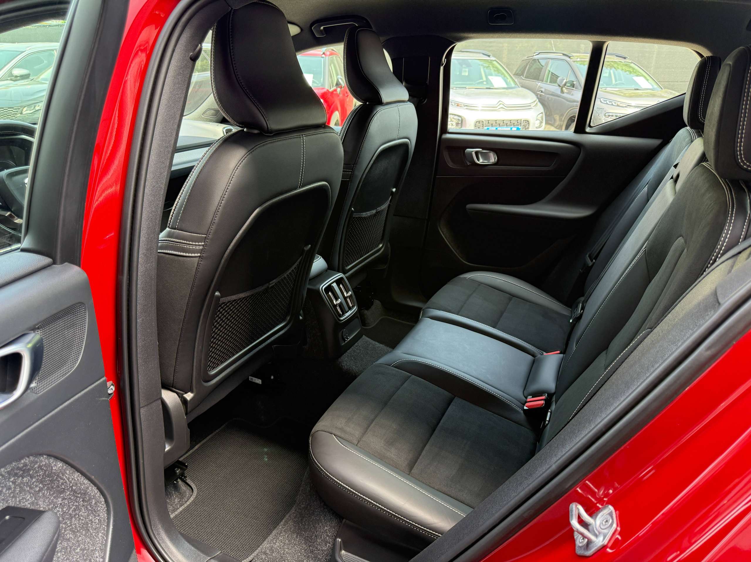 26fdc614-43e4-495b-b5fe-ee216efbca9c14-volvo-xc40-1-5-t4-r-design-hybride-360-camera-lane-assist-carplay-dab-leder.jpg