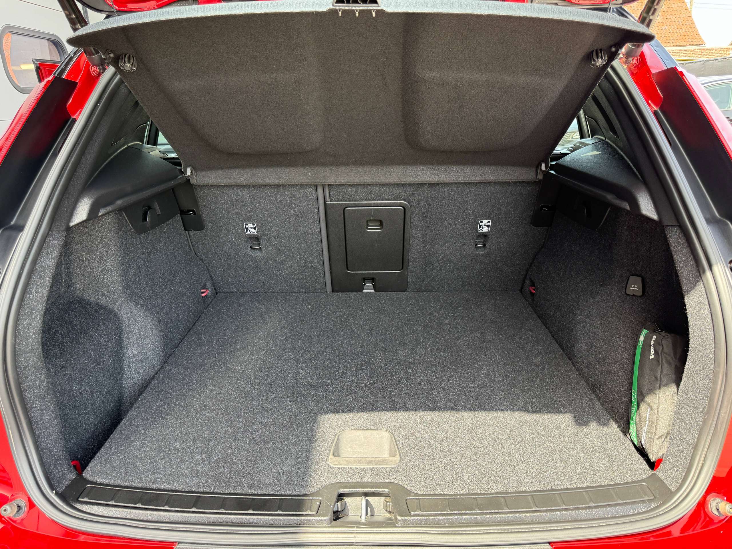 26fdc614-43e4-495b-b5fe-ee216efbca9c15-volvo-xc40-1-5-t4-r-design-hybride-360-camera-lane-assist-carplay-dab-leder.jpg