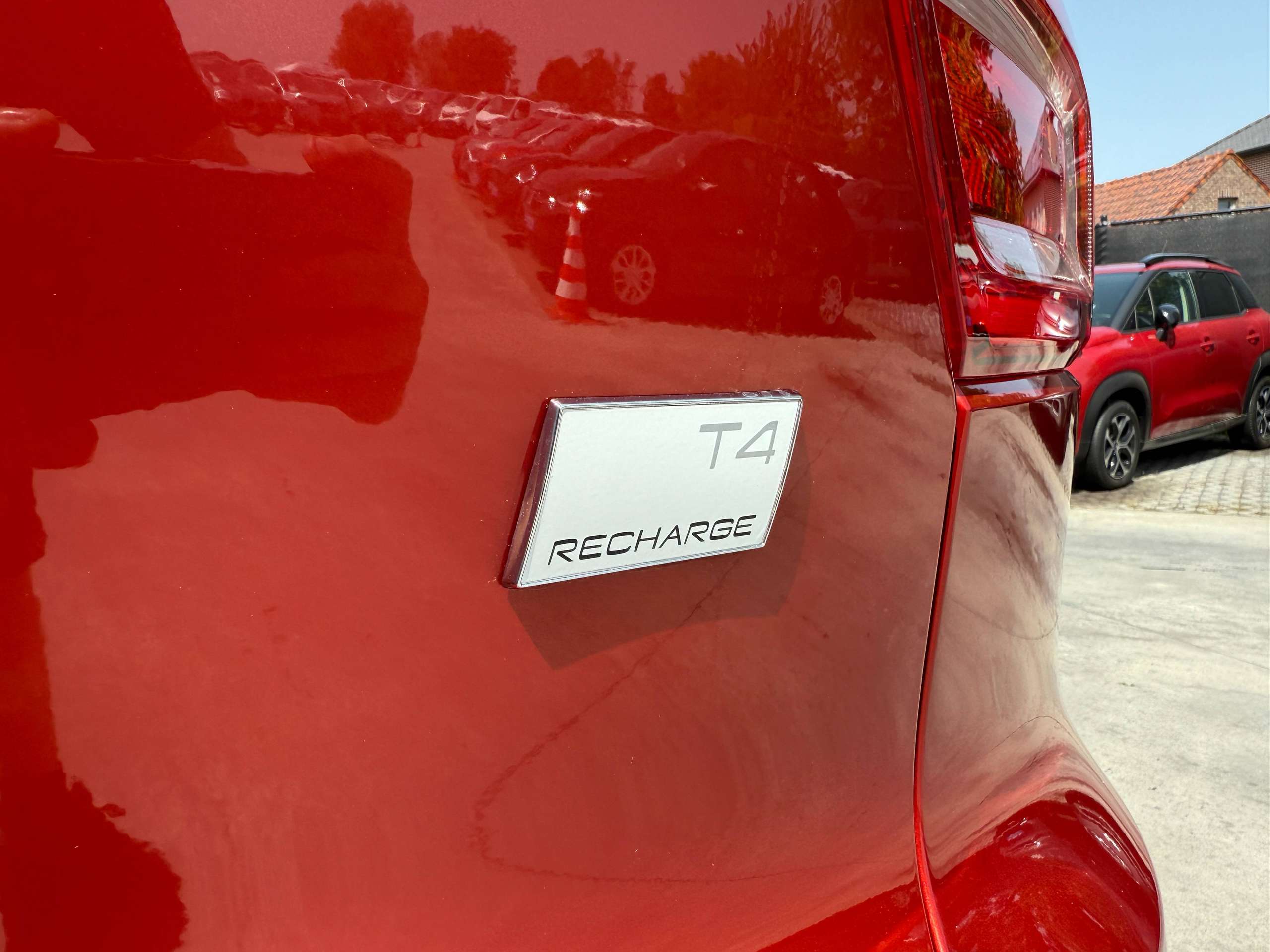 26fdc614-43e4-495b-b5fe-ee216efbca9c17-volvo-xc40-1-5-t4-r-design-hybride-360-camera-lane-assist-carplay-dab-leder.jpg