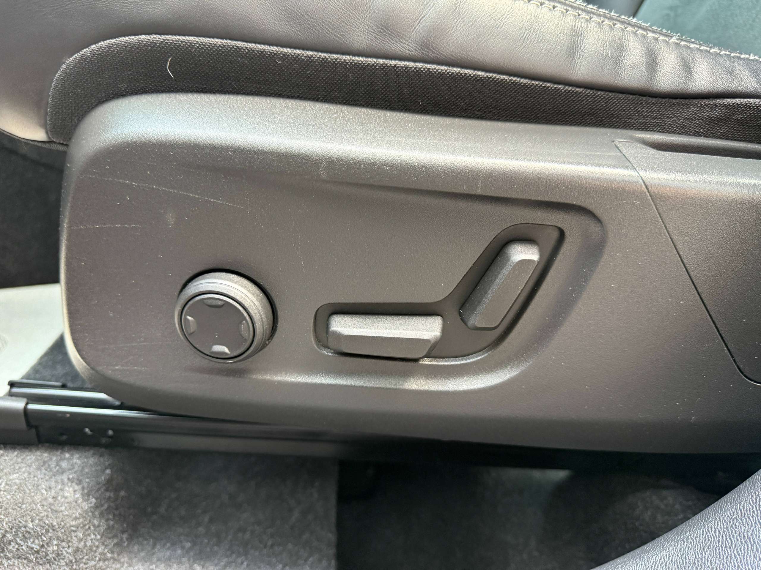 26fdc614-43e4-495b-b5fe-ee216efbca9c18-volvo-xc40-1-5-t4-r-design-hybride-360-camera-lane-assist-carplay-dab-leder.jpg