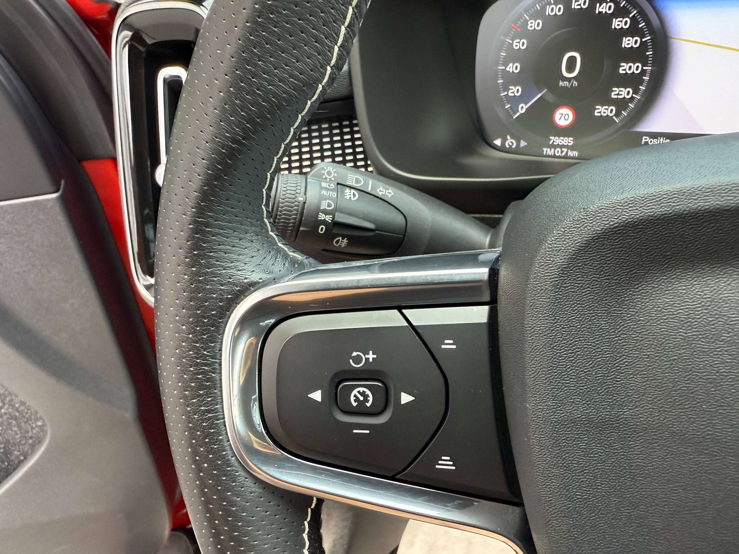 26fdc614-43e4-495b-b5fe-ee216efbca9c20-volvo-xc40-1-5-t4-r-design-hybride-360-camera-lane-assist-carplay-dab-leder.jpg