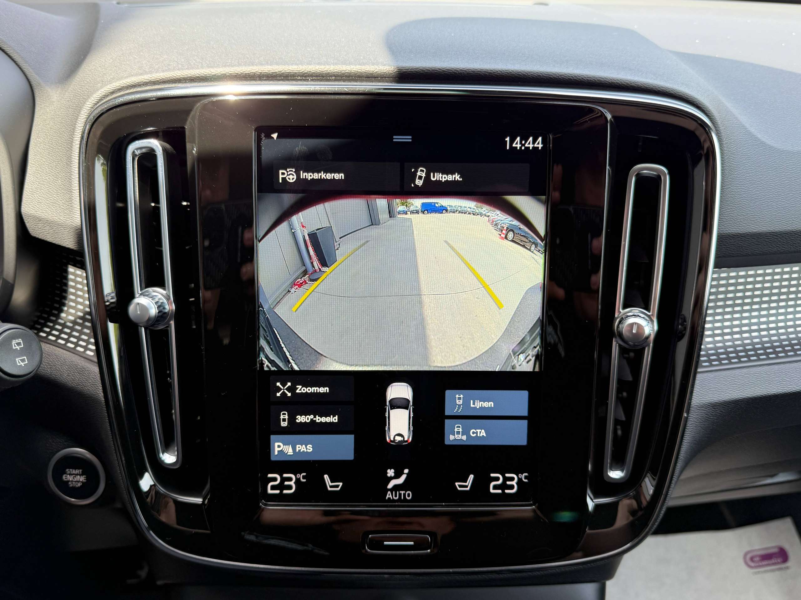 26fdc614-43e4-495b-b5fe-ee216efbca9c22-volvo-xc40-1-5-t4-r-design-hybride-360-camera-lane-assist-carplay-dab-leder.jpg