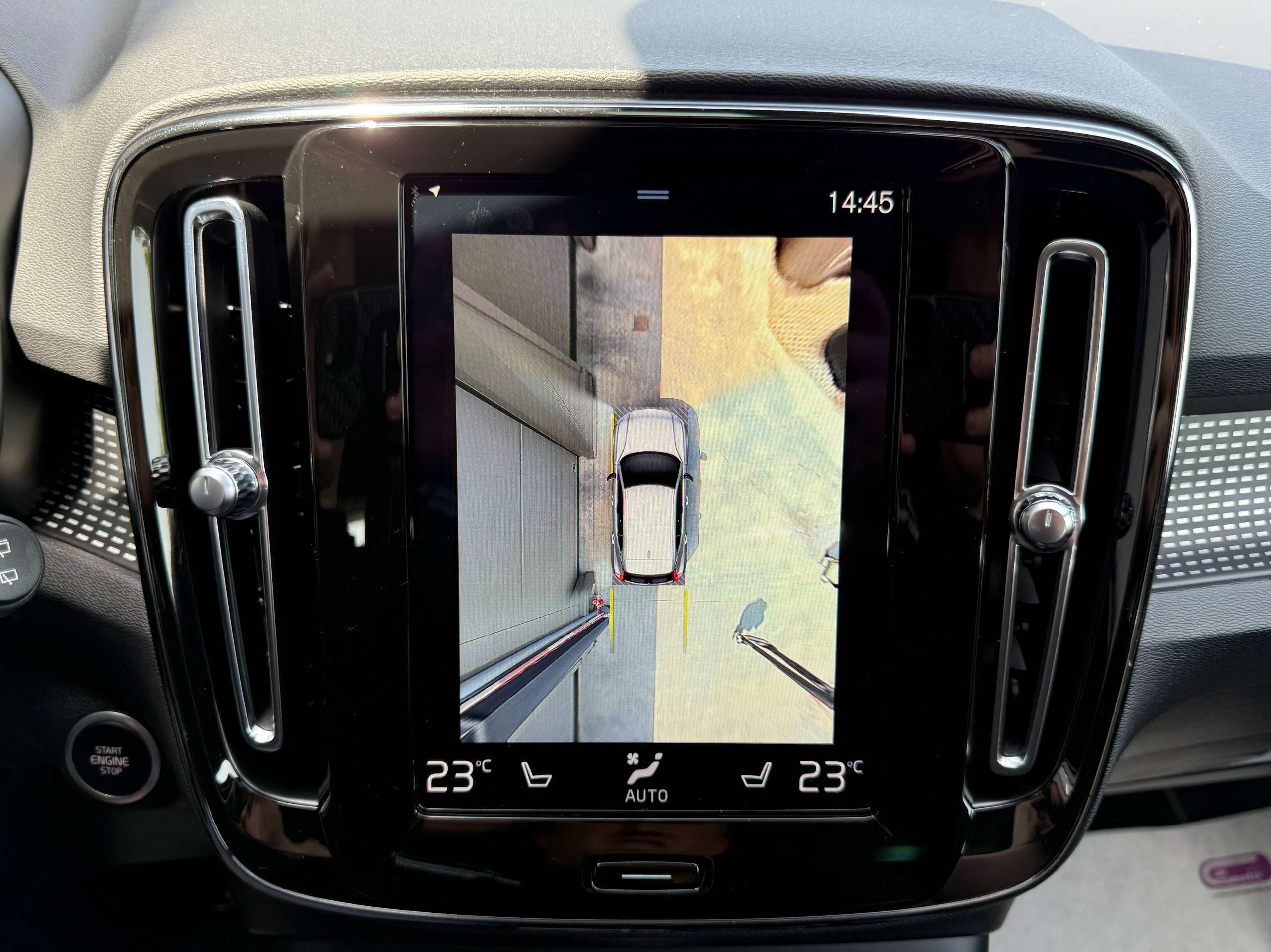 26fdc614-43e4-495b-b5fe-ee216efbca9c23-volvo-xc40-1-5-t4-r-design-hybride-360-camera-lane-assist-carplay-dab-leder.jpg