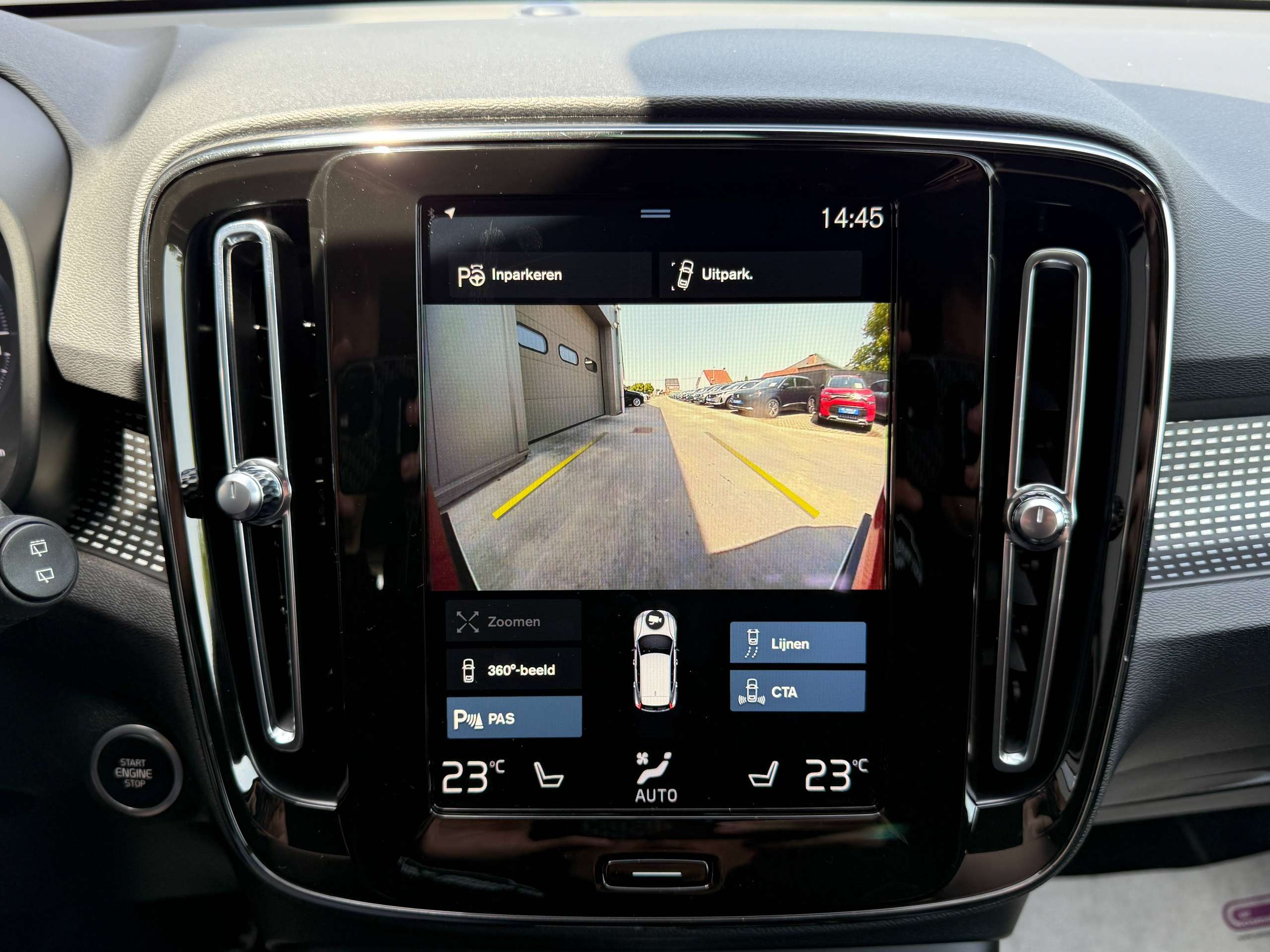 26fdc614-43e4-495b-b5fe-ee216efbca9c24-volvo-xc40-1-5-t4-r-design-hybride-360-camera-lane-assist-carplay-dab-leder.jpg