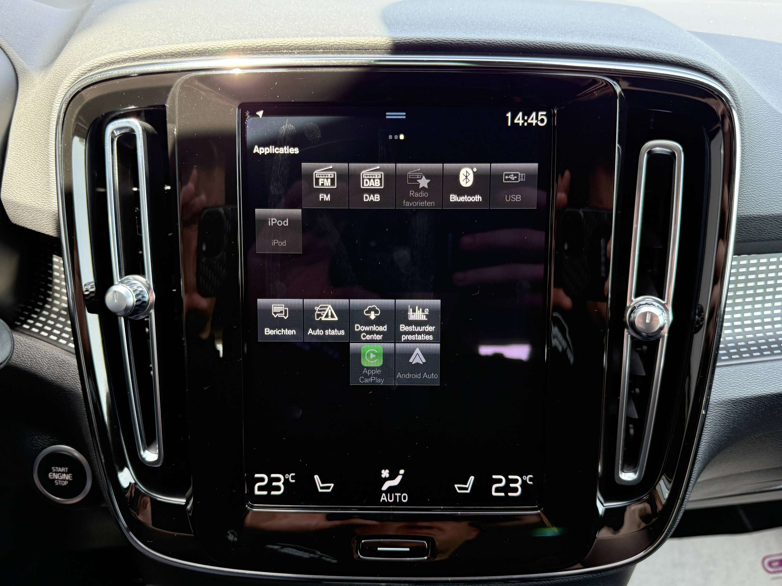 26fdc614-43e4-495b-b5fe-ee216efbca9c26-volvo-xc40-1-5-t4-r-design-hybride-360-camera-lane-assist-carplay-dab-leder.jpg