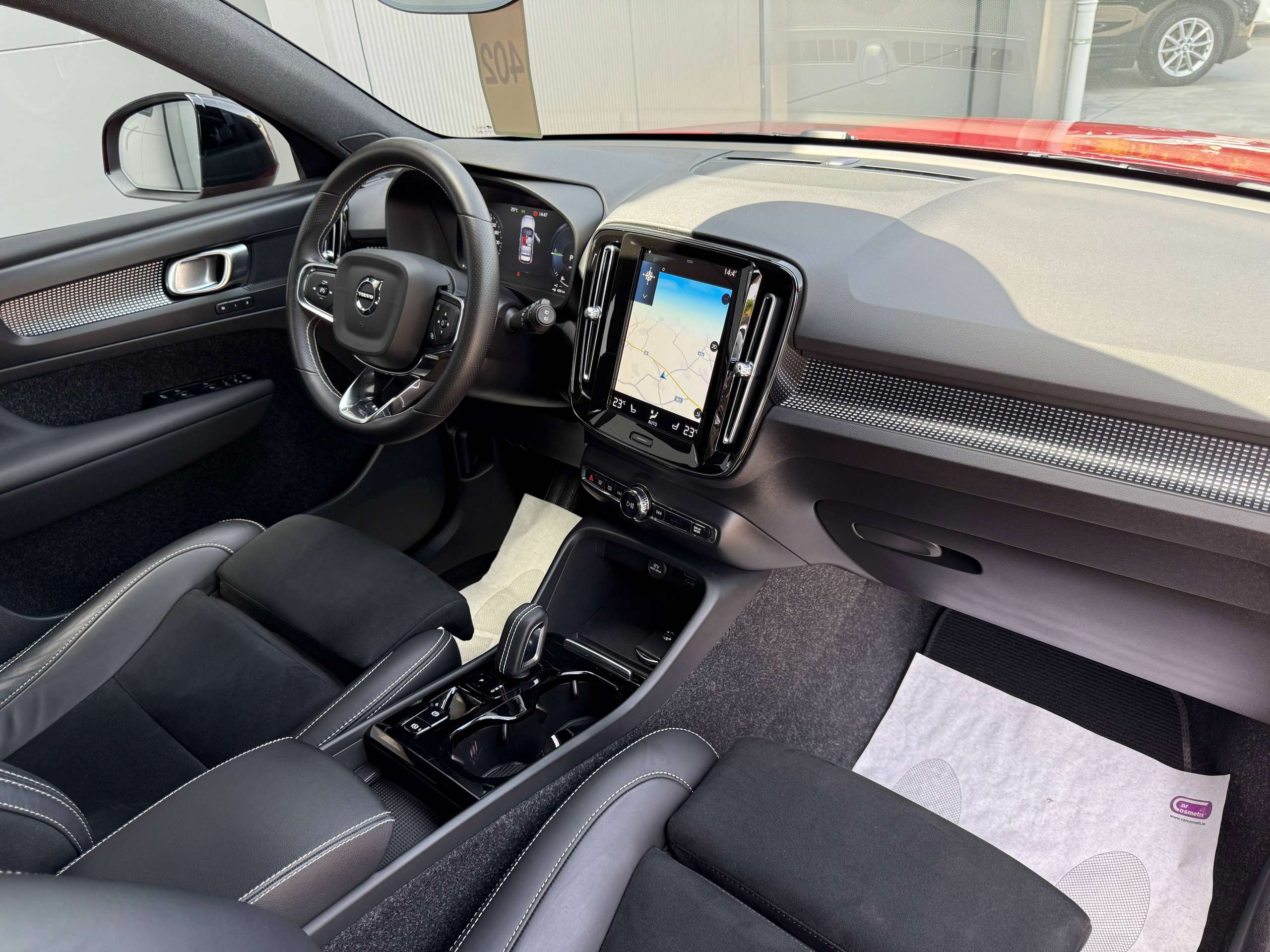 26fdc614-43e4-495b-b5fe-ee216efbca9c30-volvo-xc40-1-5-t4-r-design-hybride-360-camera-lane-assist-carplay-dab-leder.jpg