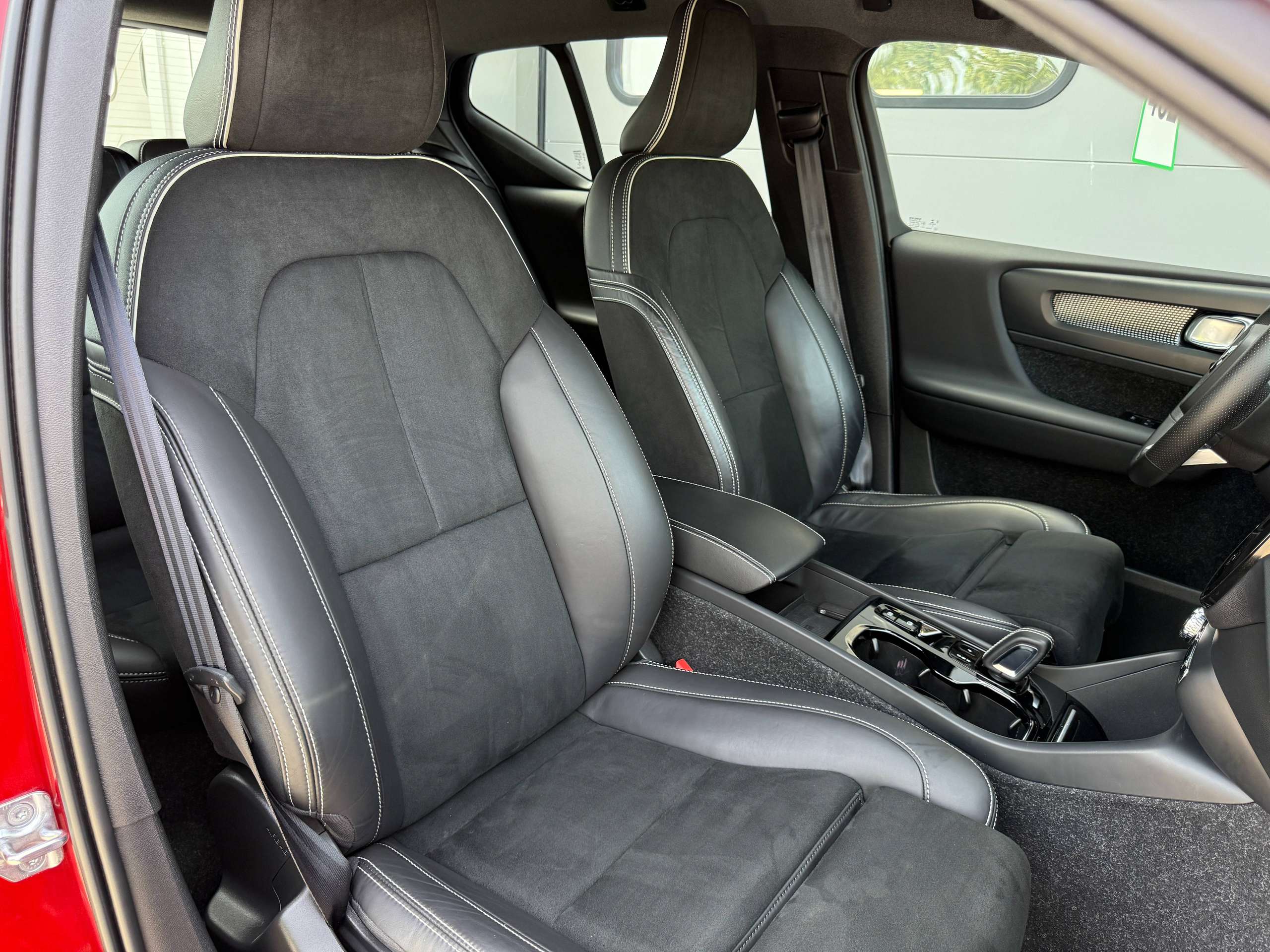 26fdc614-43e4-495b-b5fe-ee216efbca9c31-volvo-xc40-1-5-t4-r-design-hybride-360-camera-lane-assist-carplay-dab-leder.jpg