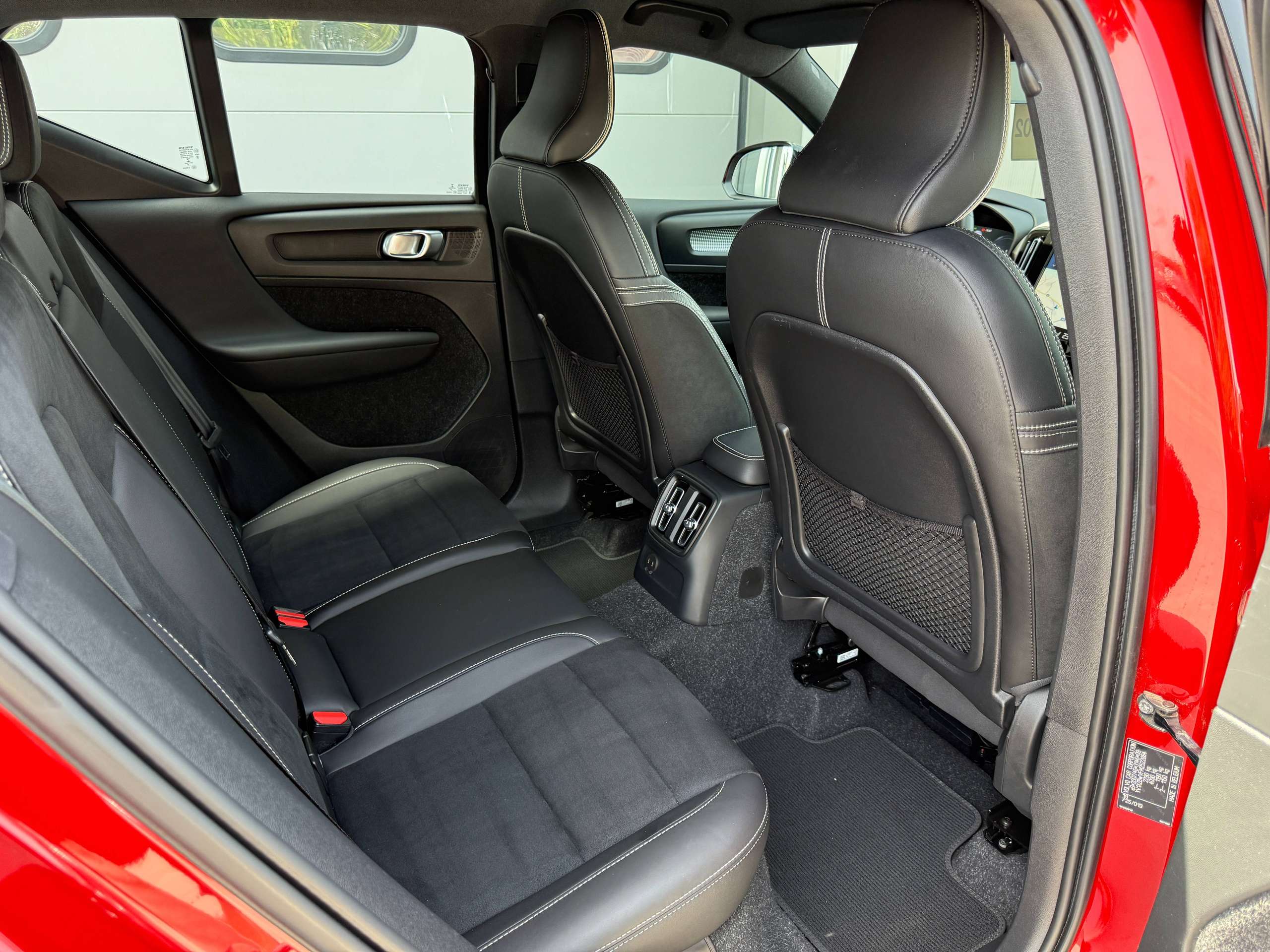 26fdc614-43e4-495b-b5fe-ee216efbca9c33-volvo-xc40-1-5-t4-r-design-hybride-360-camera-lane-assist-carplay-dab-leder.jpg